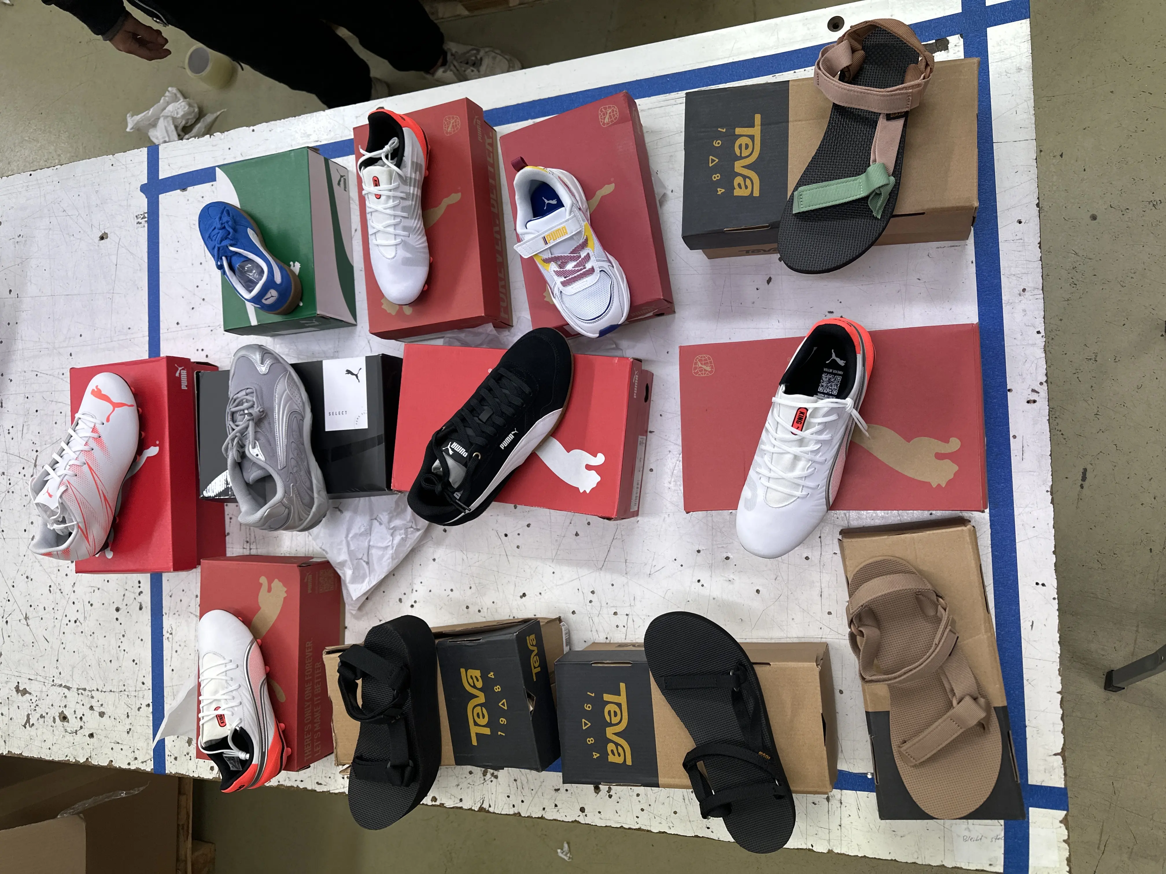 12x (Puma Schuhe, Teva Sandalen und mehr)