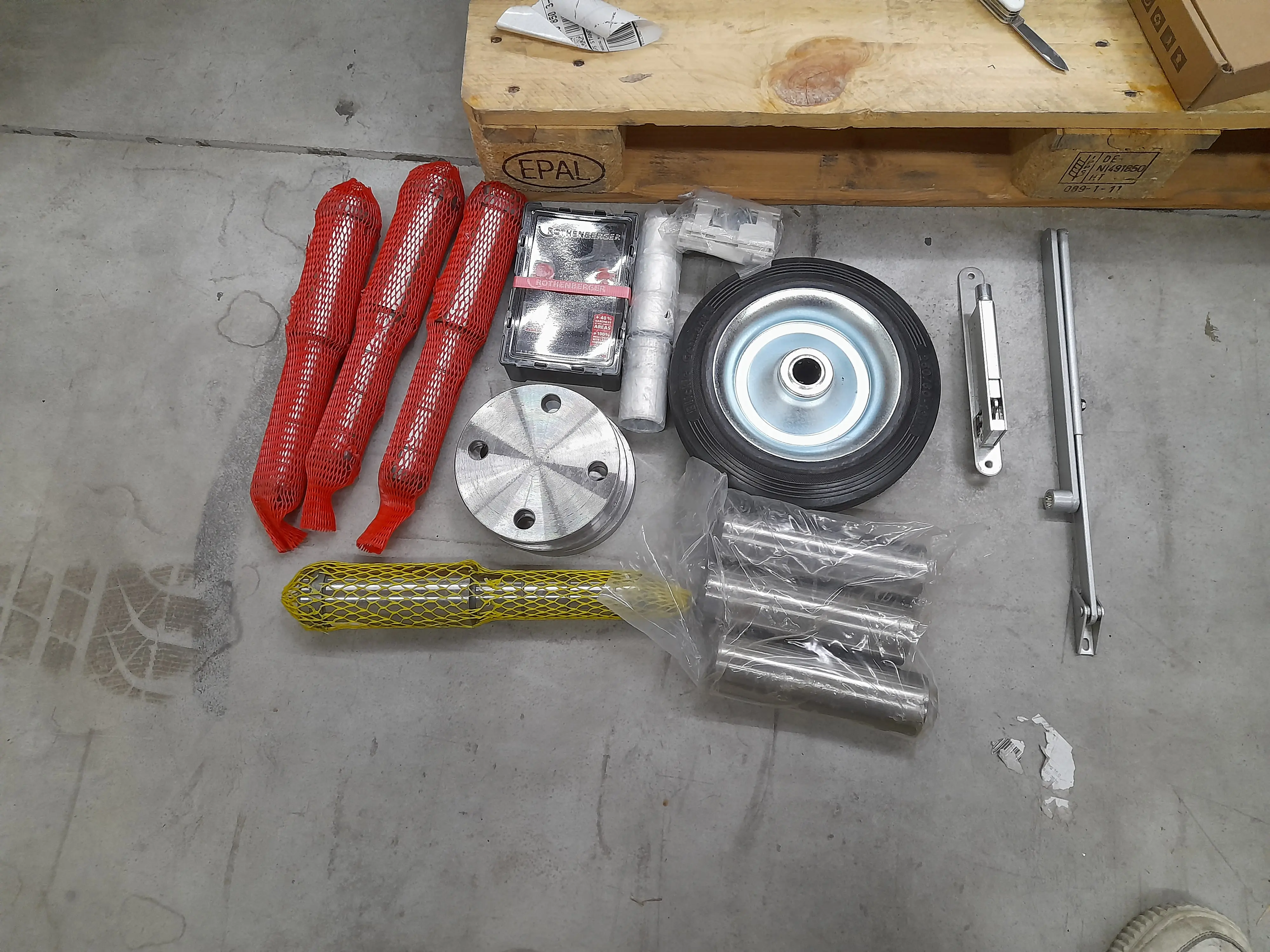 Räder, Metallstangen, Metallplatten, Scharniere und mehr