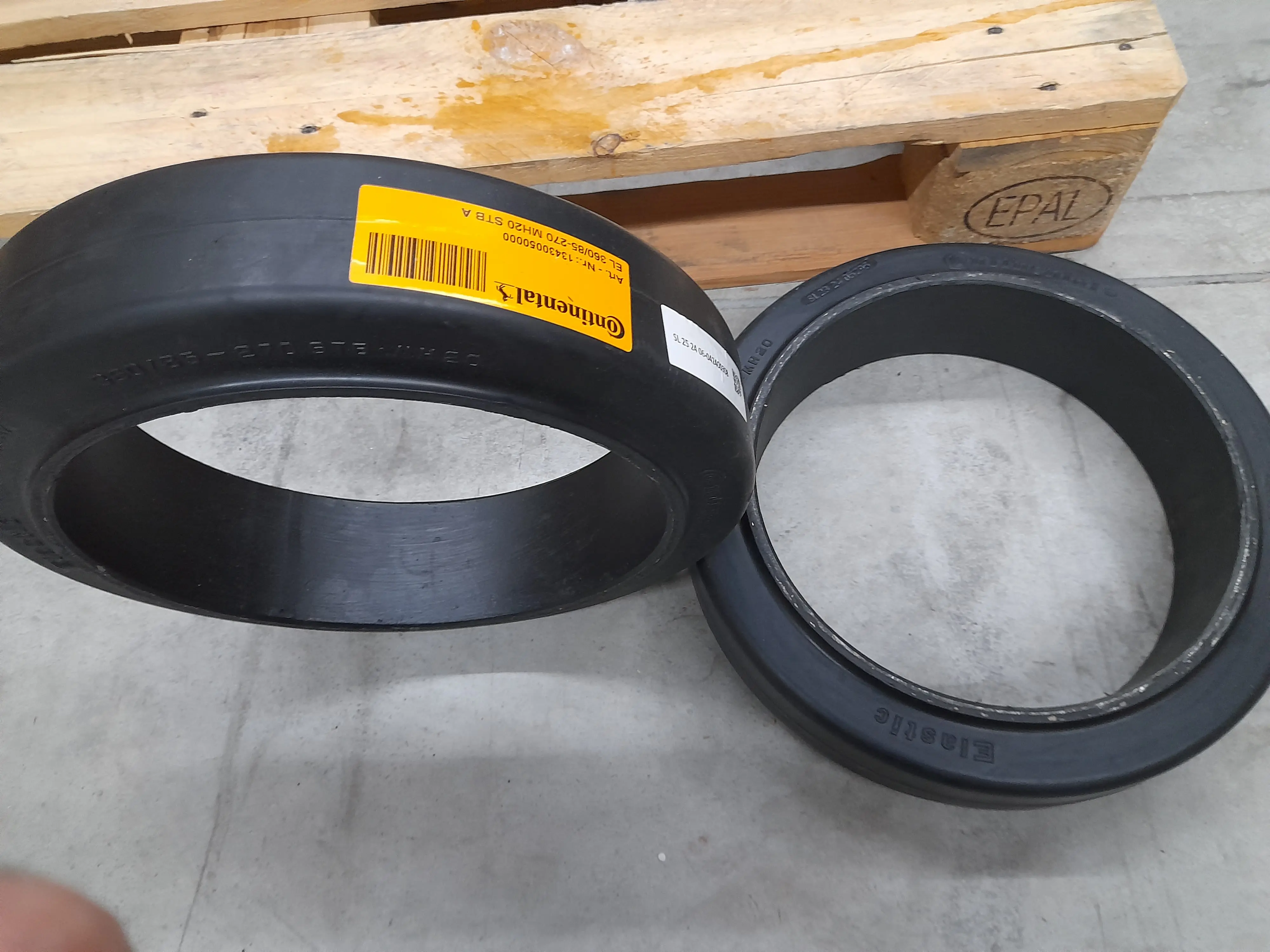 2x Continental Tires