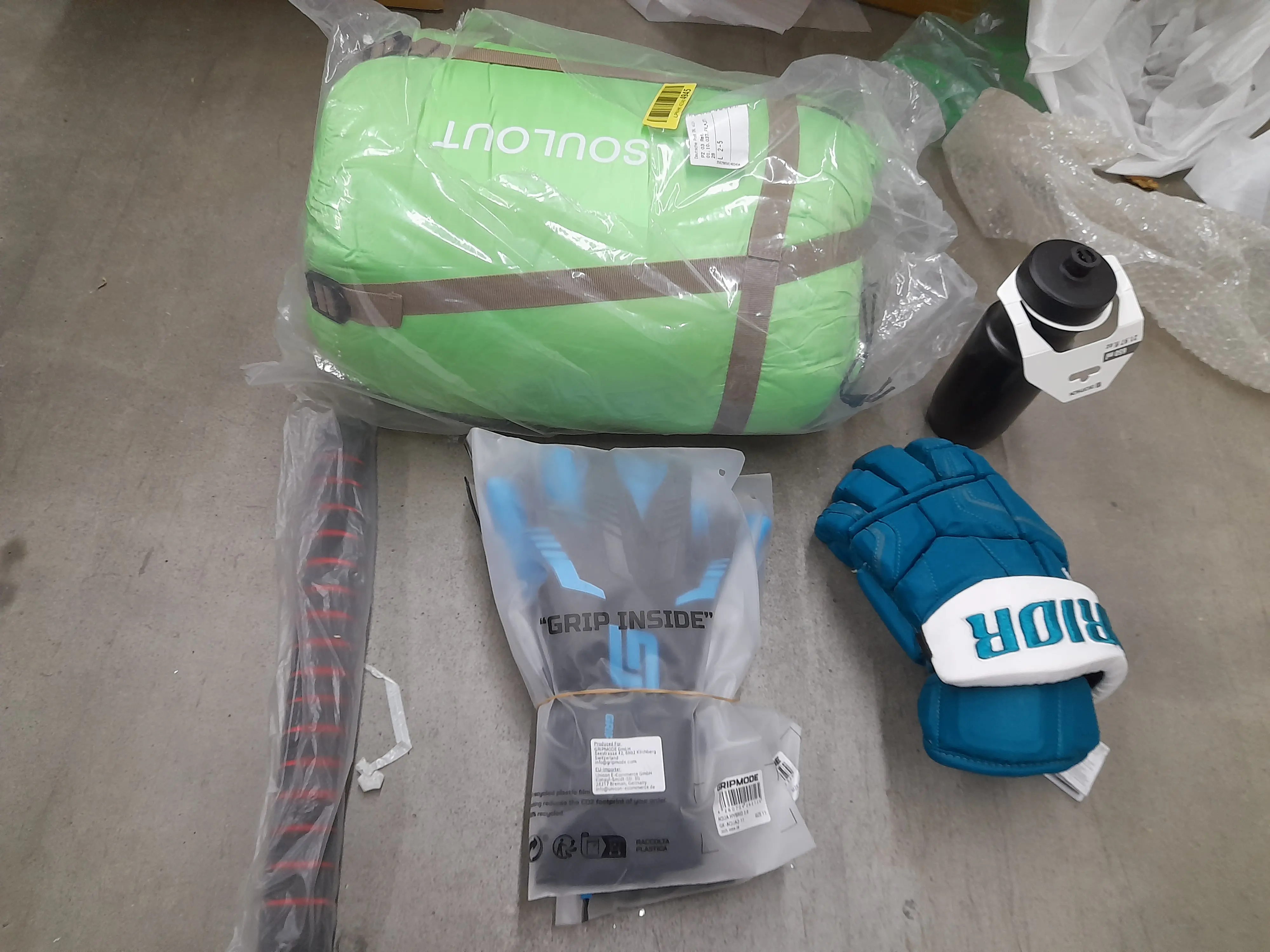 Schlafsack, Wasserflasche, Stock, Handschuhe