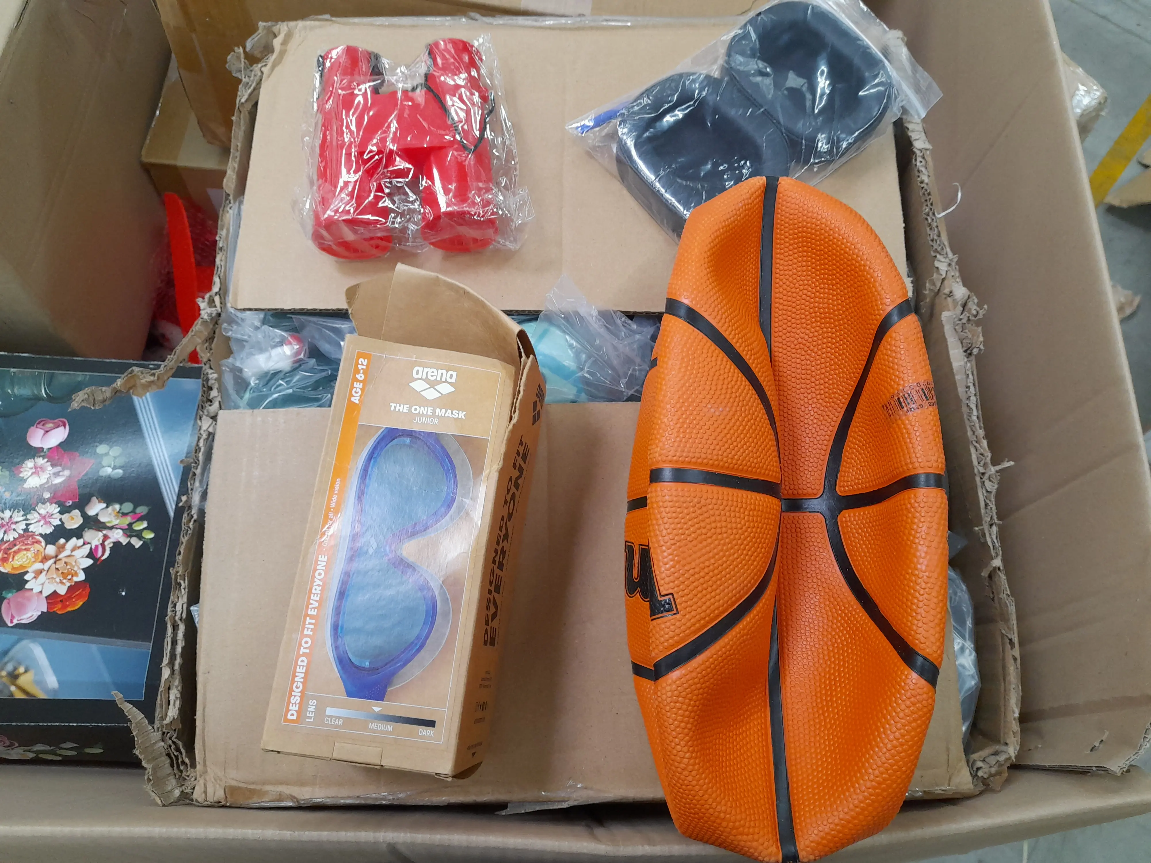 Fernglas, Bälle, die Eine-Maske und mehr