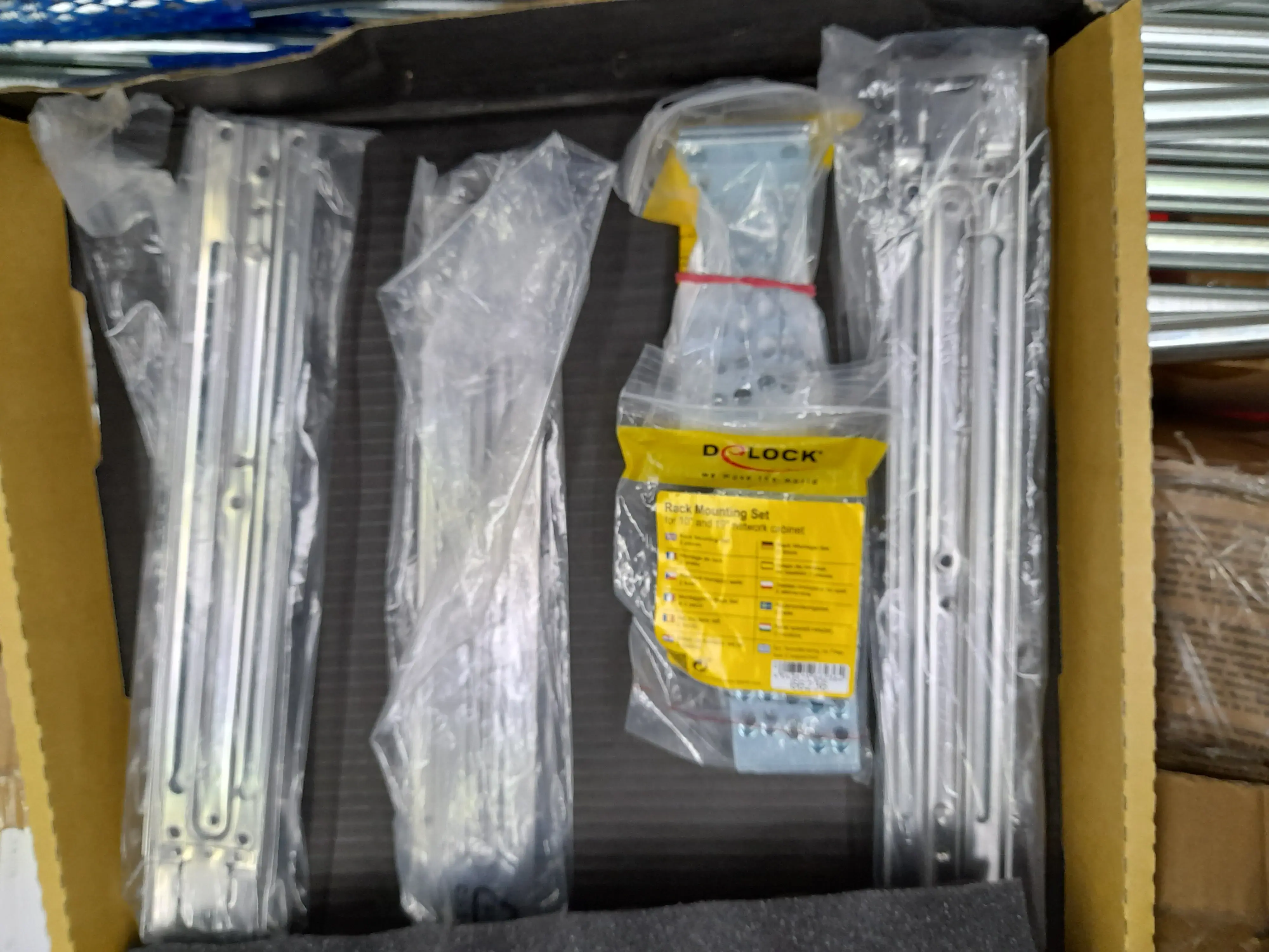 Delock Rack Mounting Set