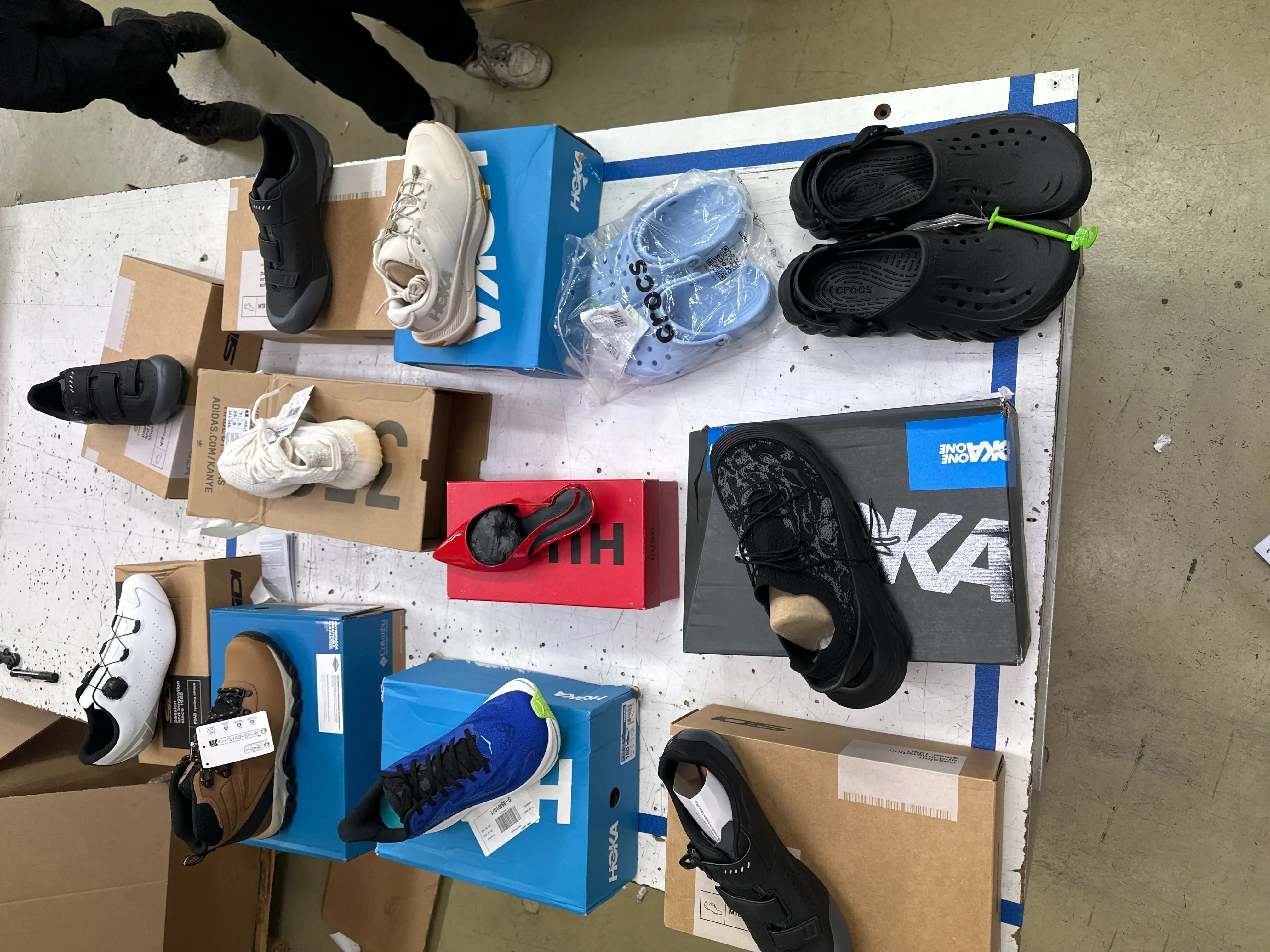 12x (Columbia, Hoka, Crocs, Sandals und mehr)