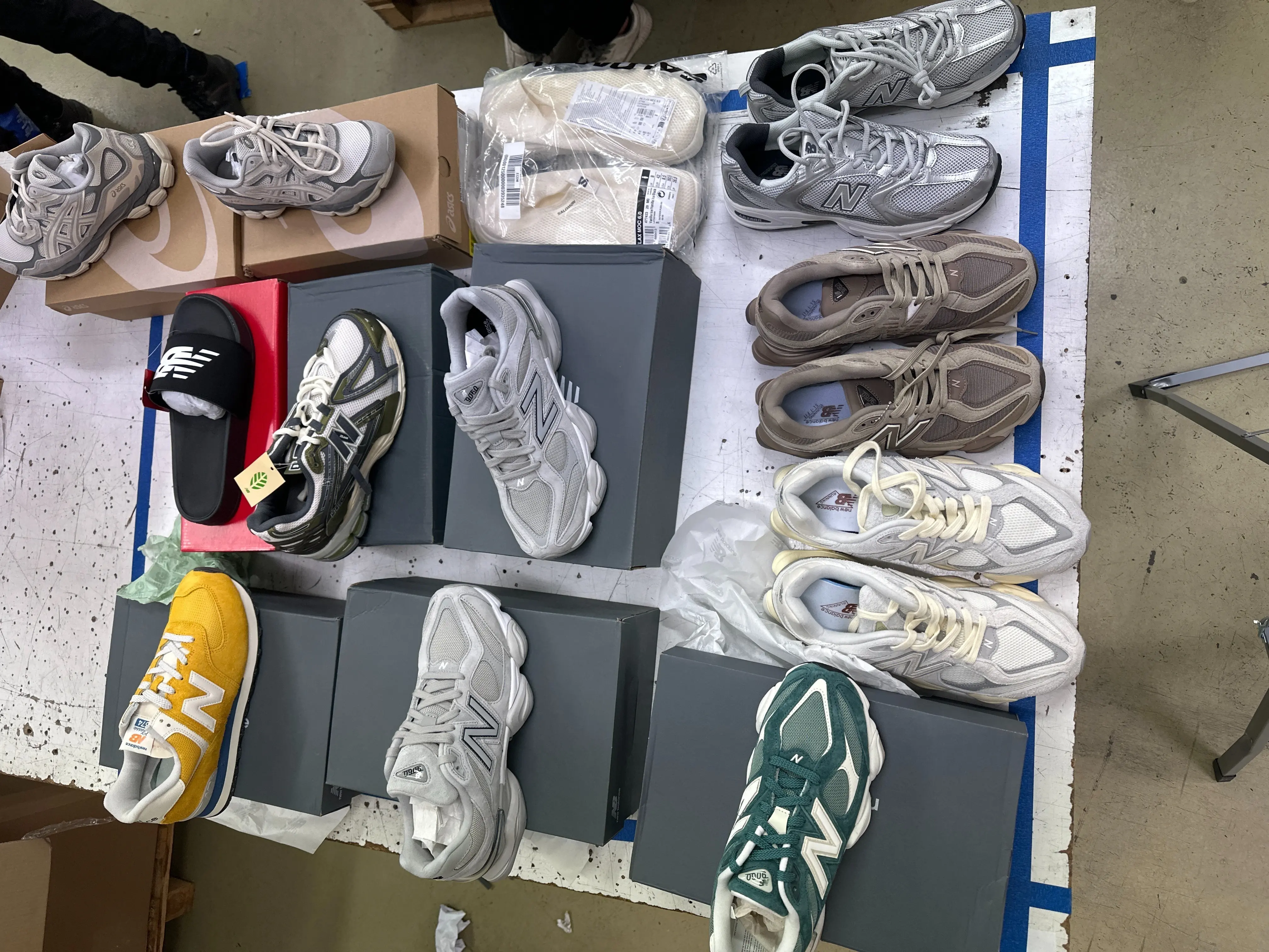 12x New Balance und Asics Schuhe