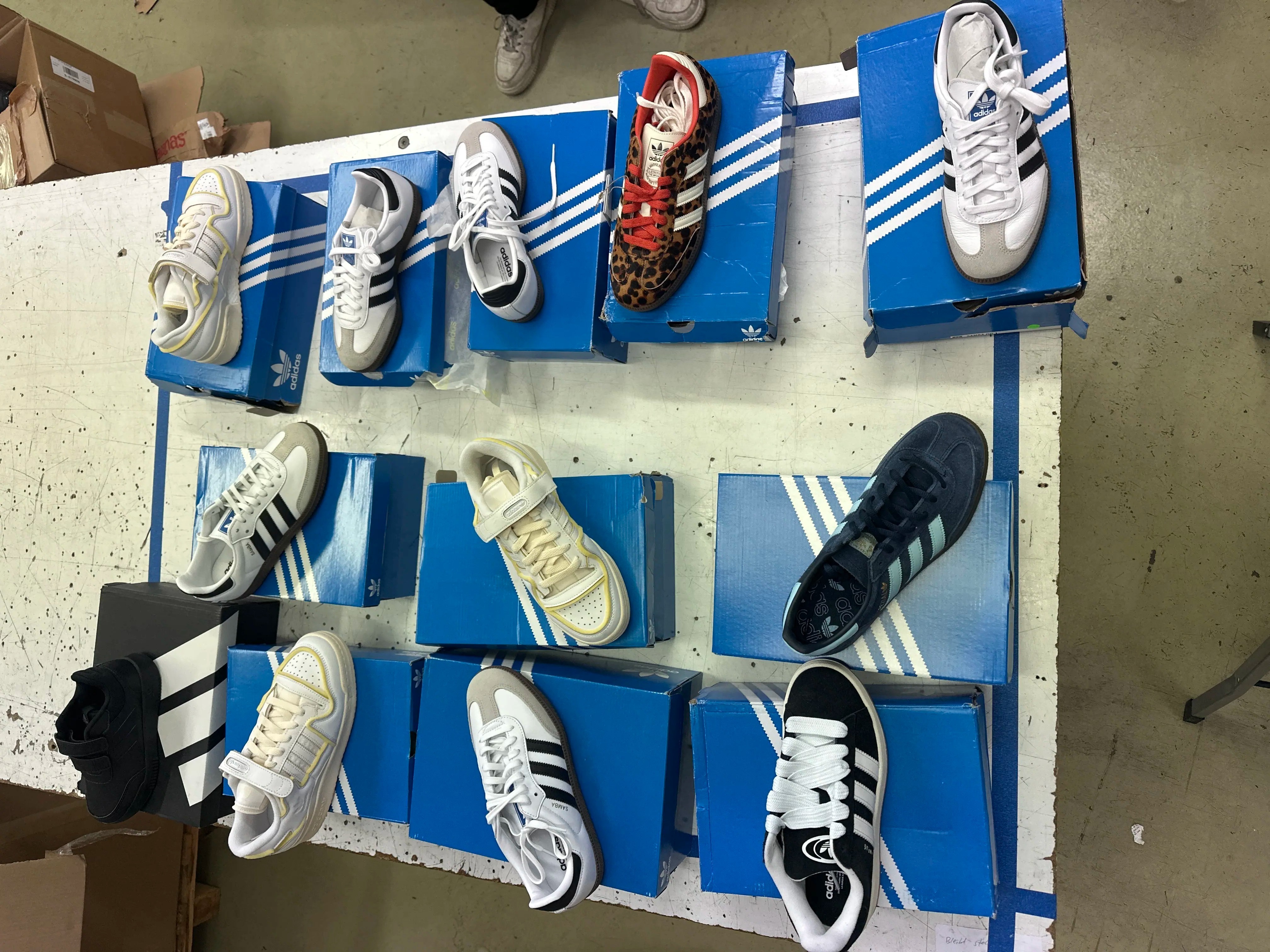 12 Adidas-Schuhe
