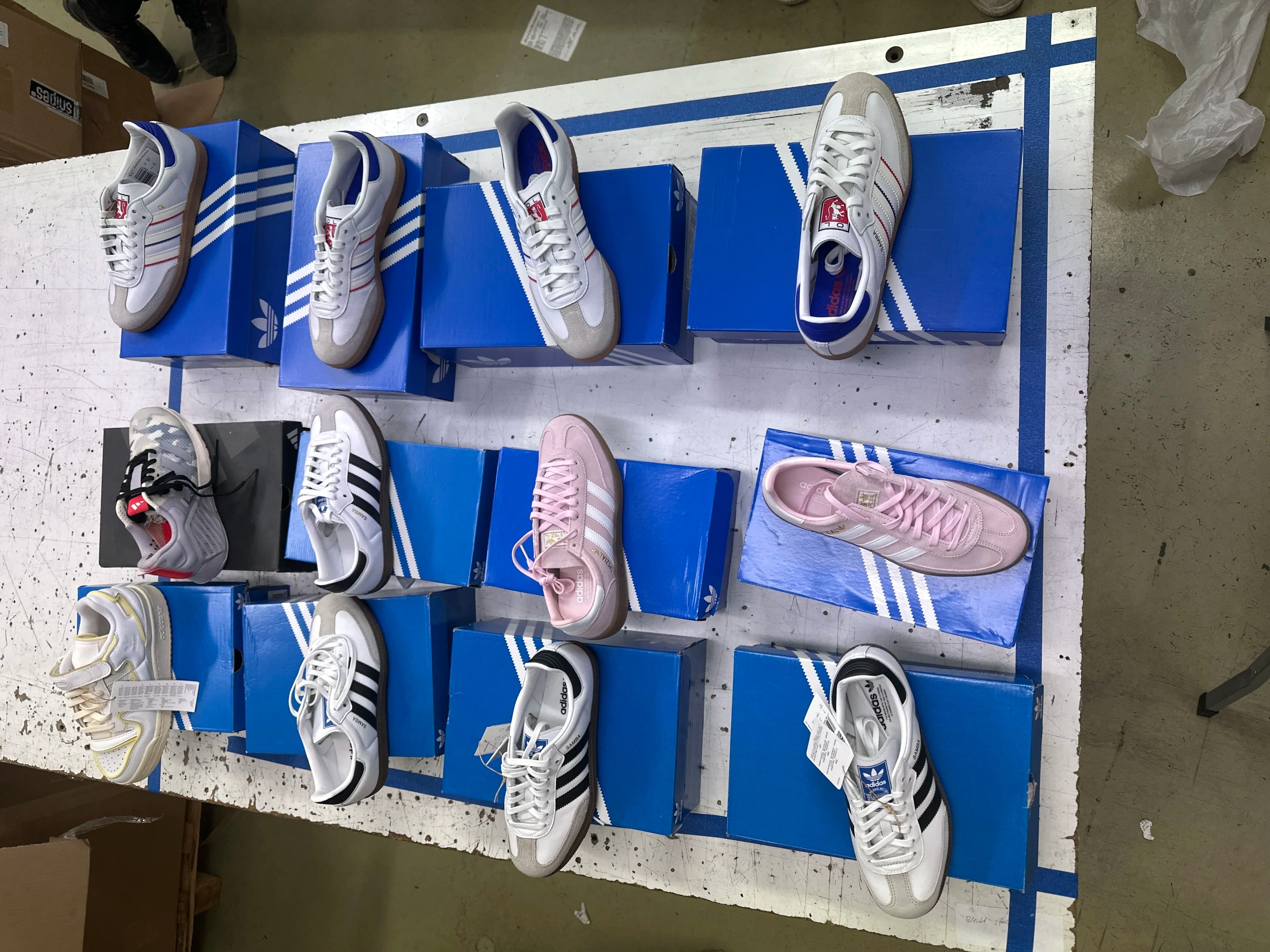 12 Adidas-Schuhe