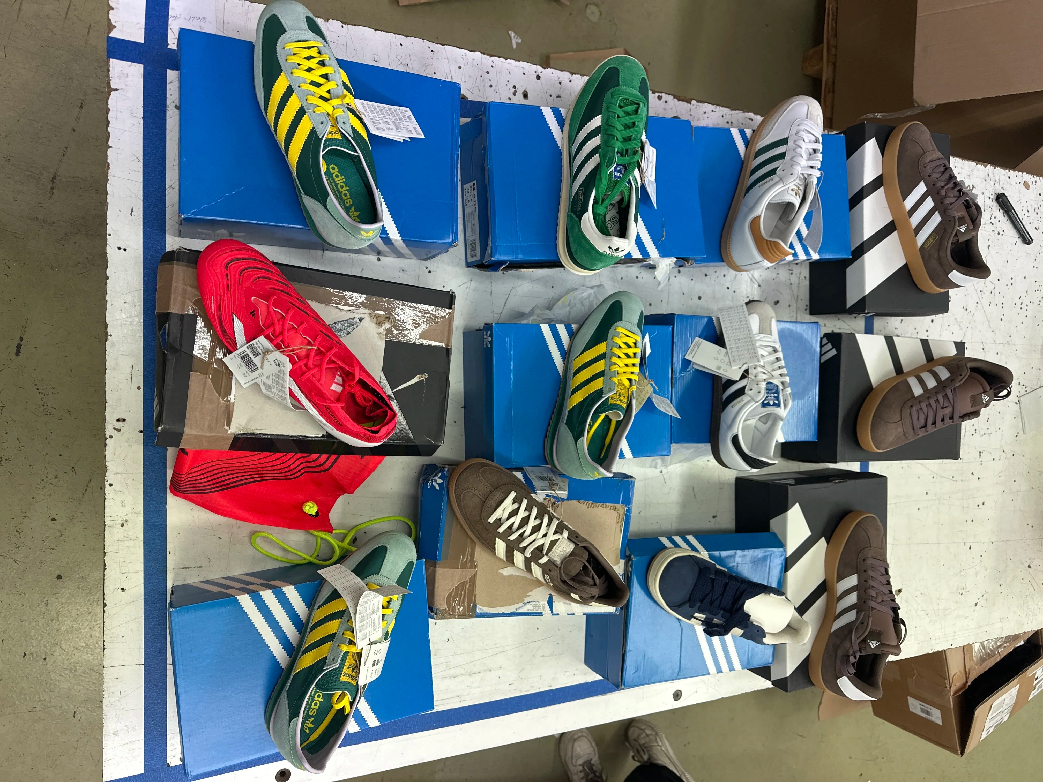 12 Adidas-Schuhe