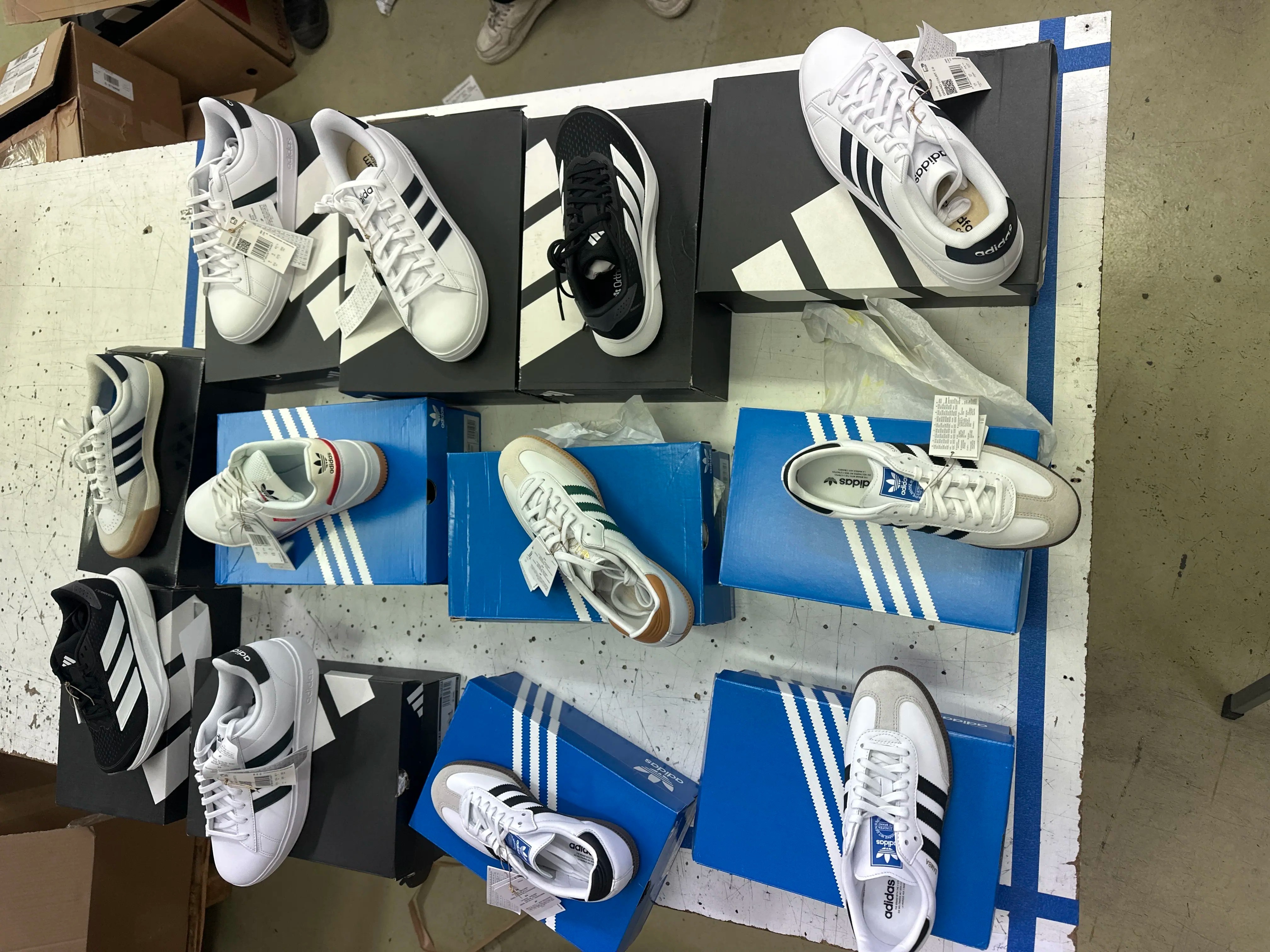 12 Adidas-Schuhe