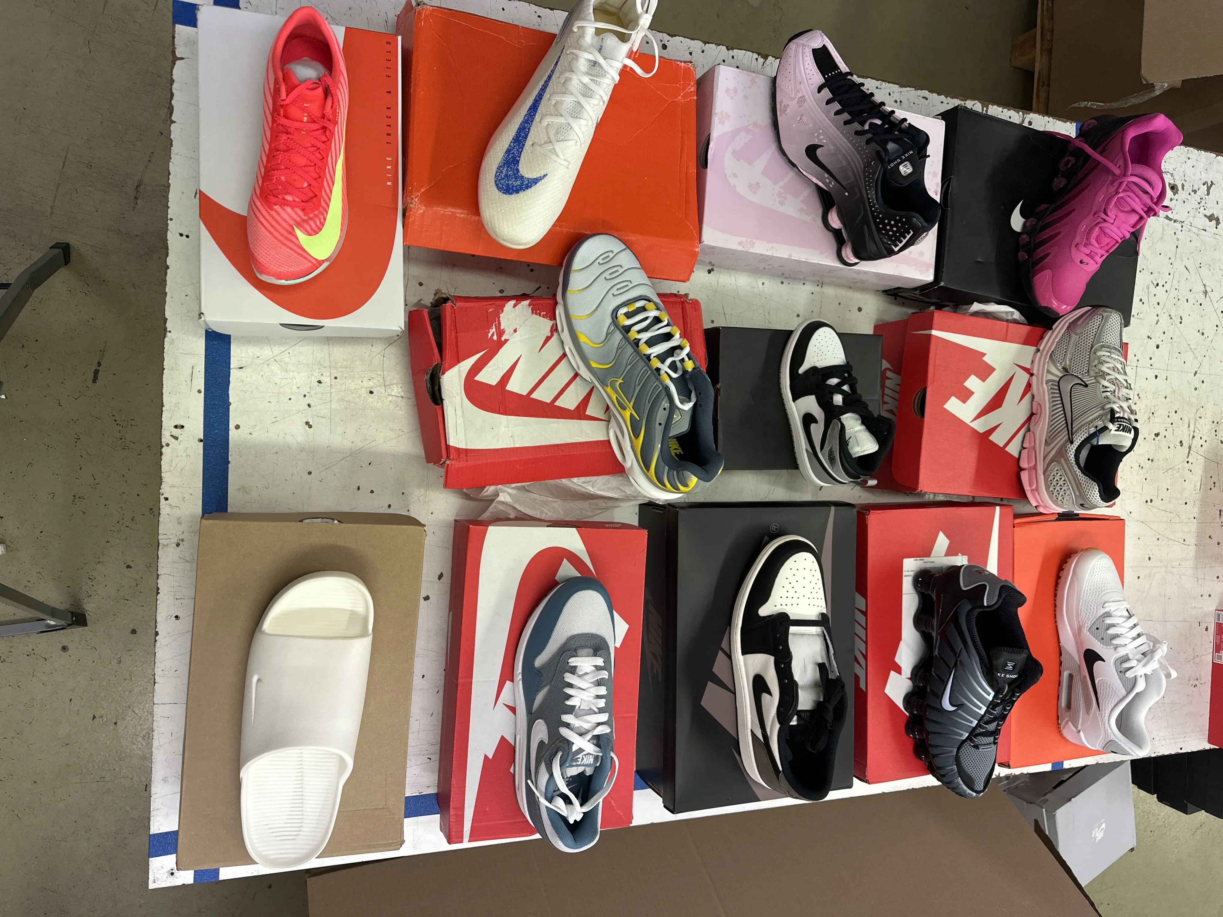 12x Nike Schuhe