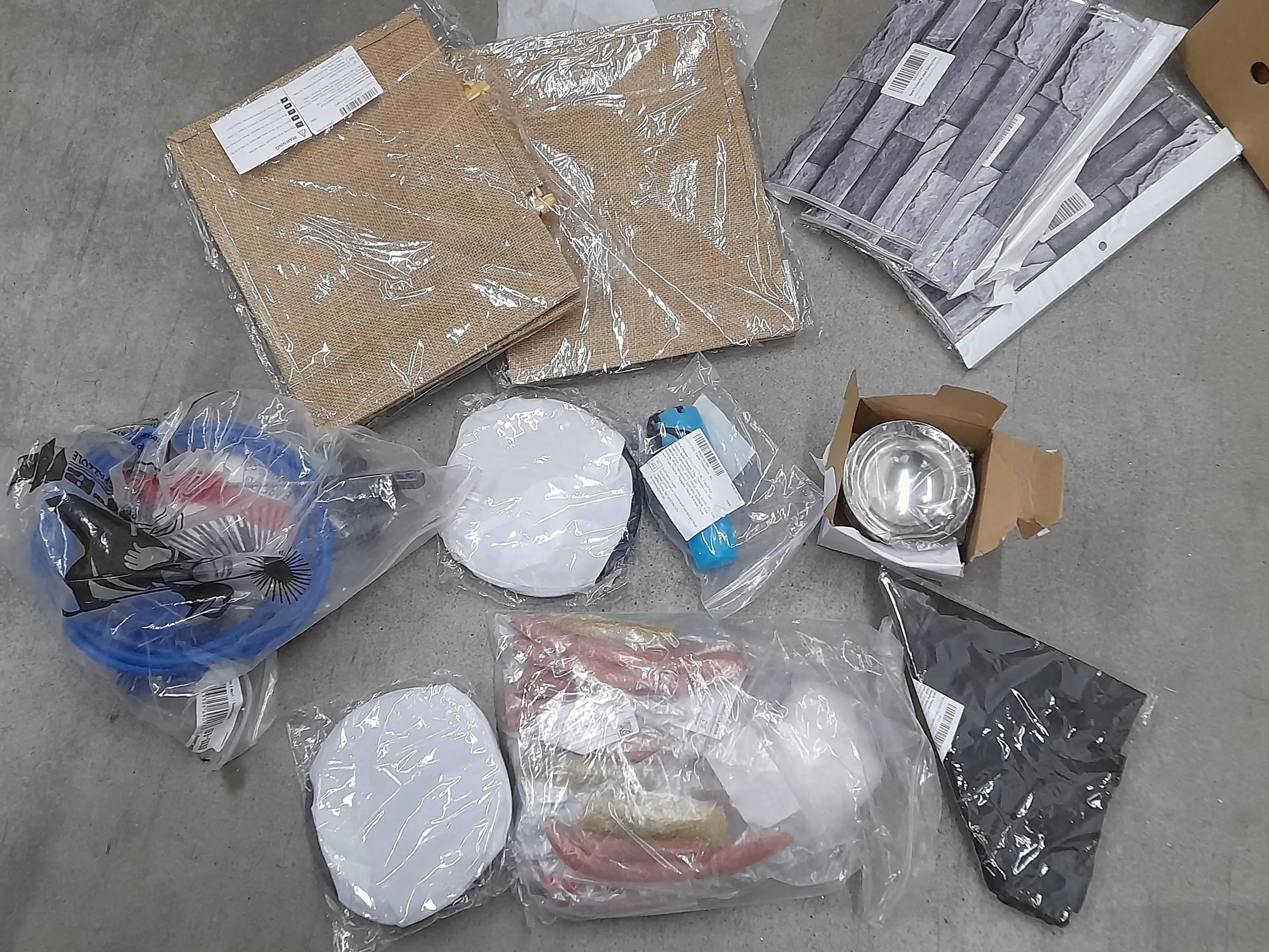 Teller, Seil, Jutesäcke, Schüssel, Stoff, Tapete und mehr