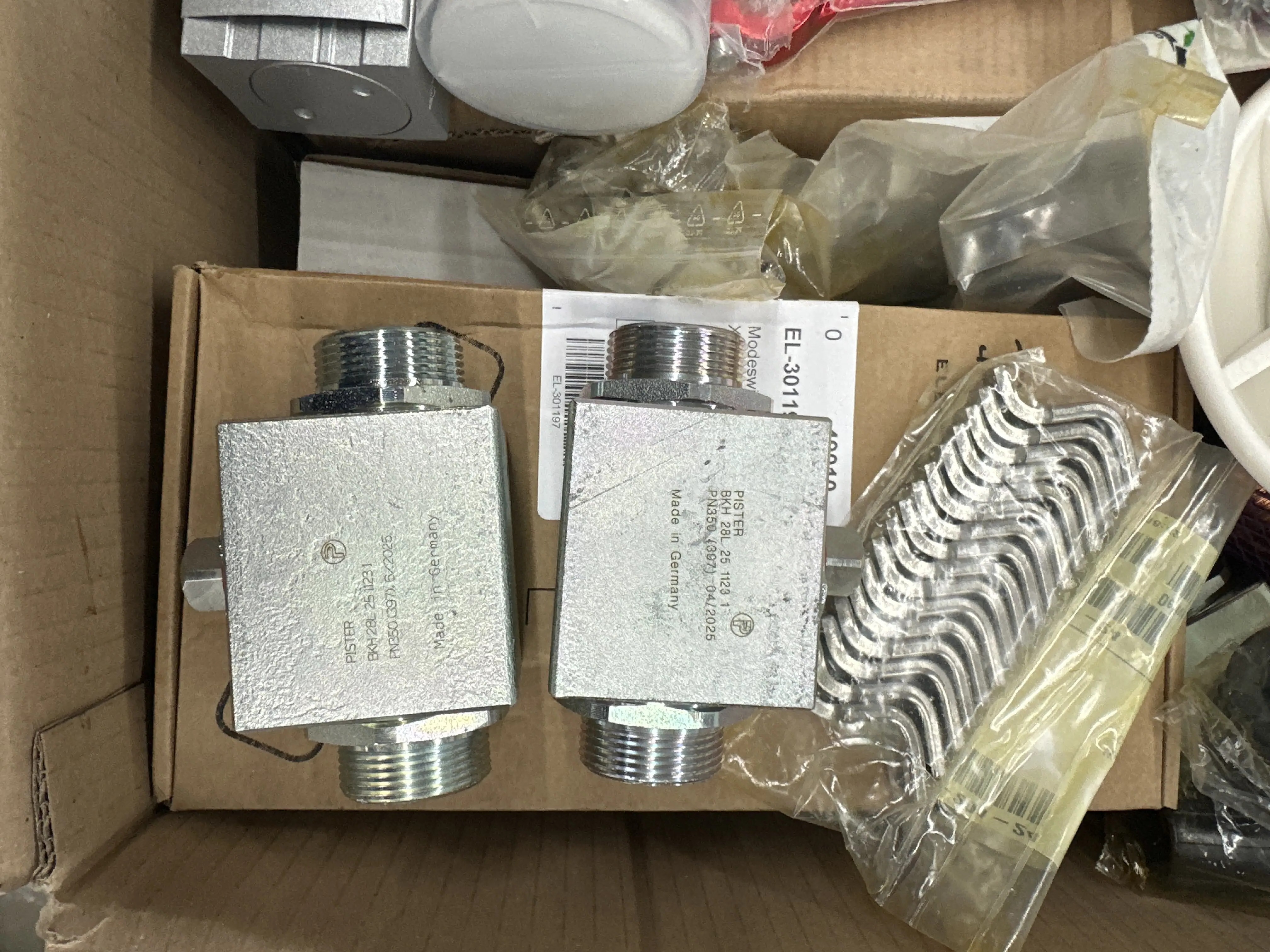 Kolbenventile, Metallwinkel