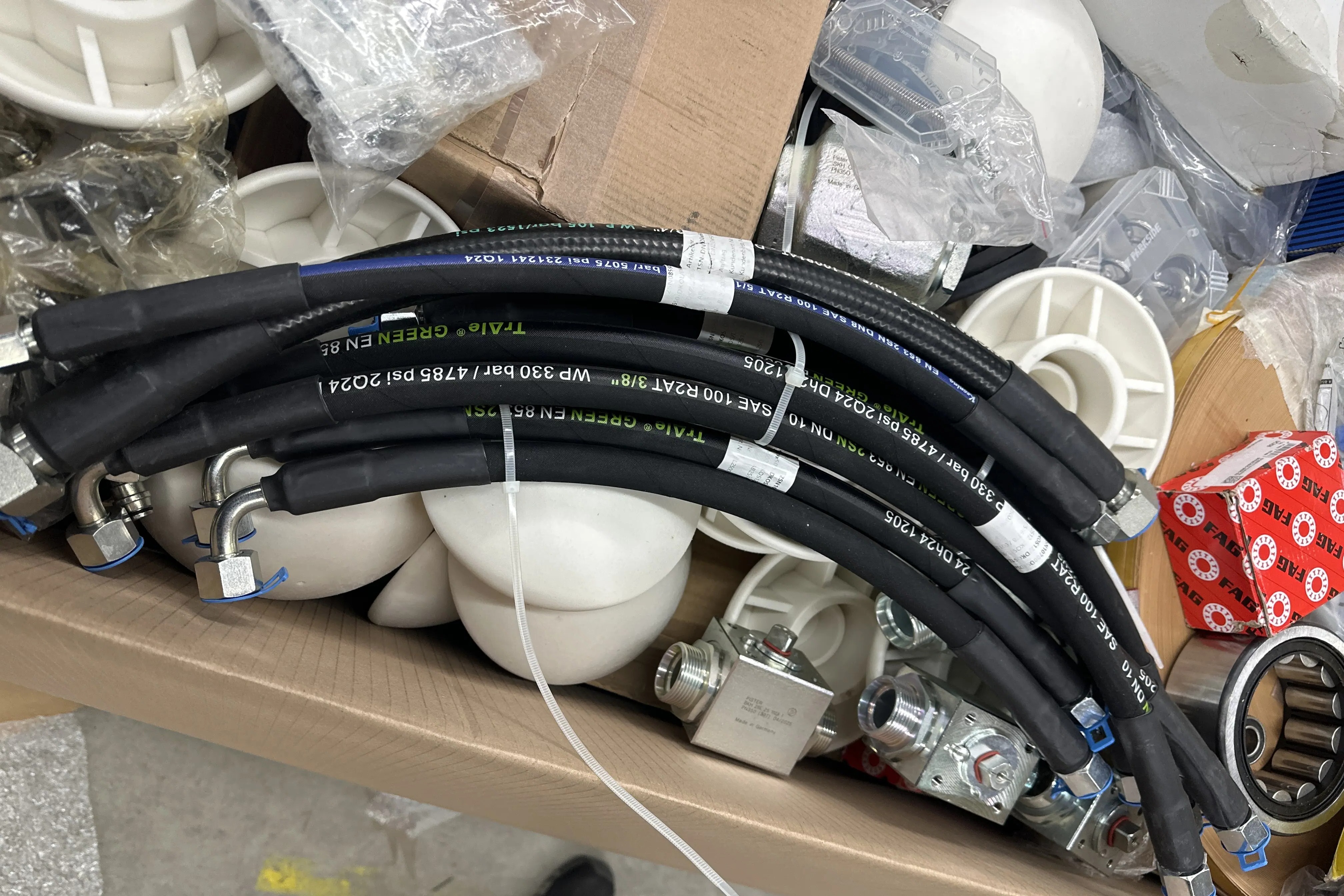 Lager, Hydraulikschläuche, Armaturen, Kunststoffarmaturen