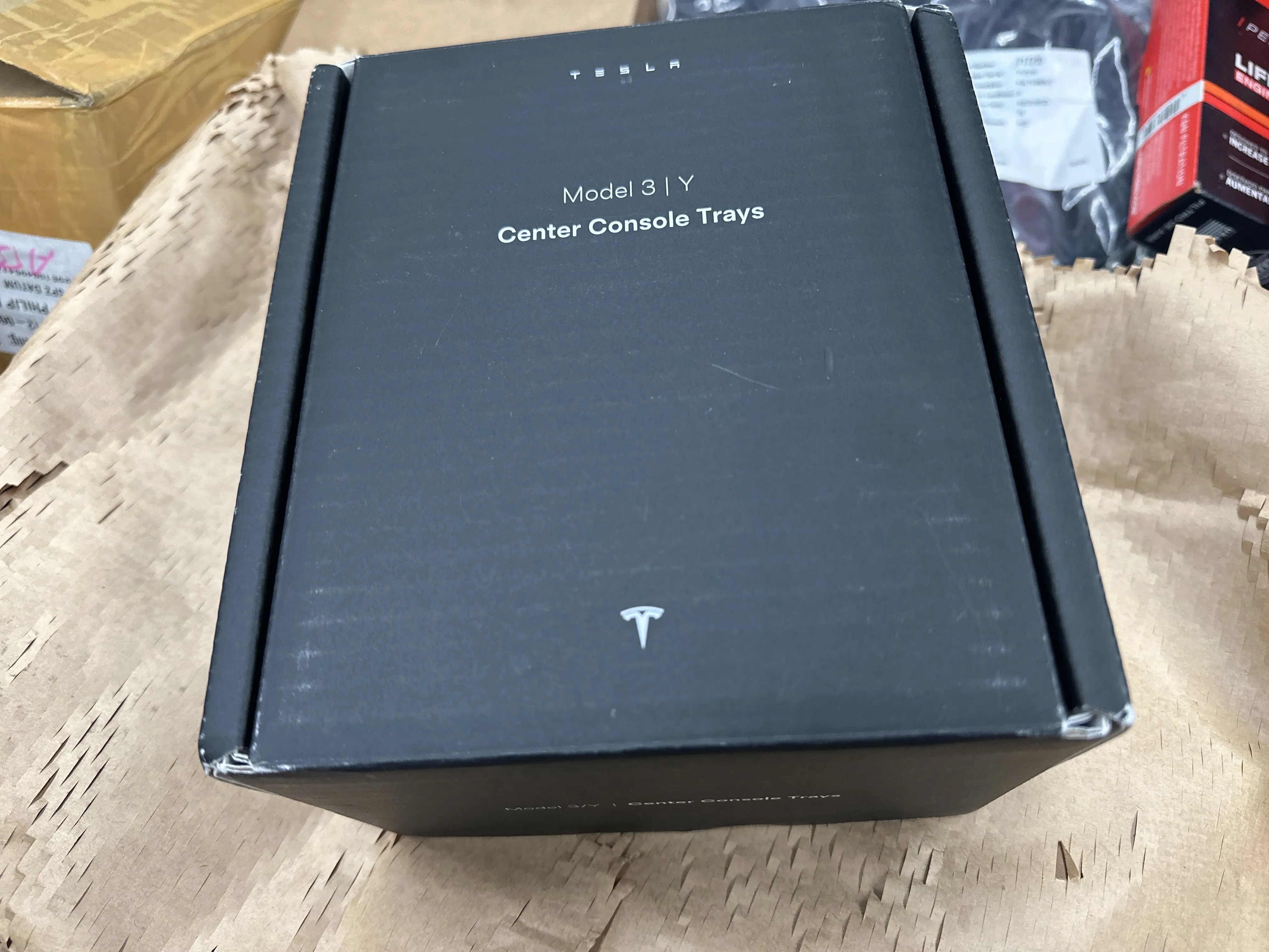 Tesla-Konsolenablagen