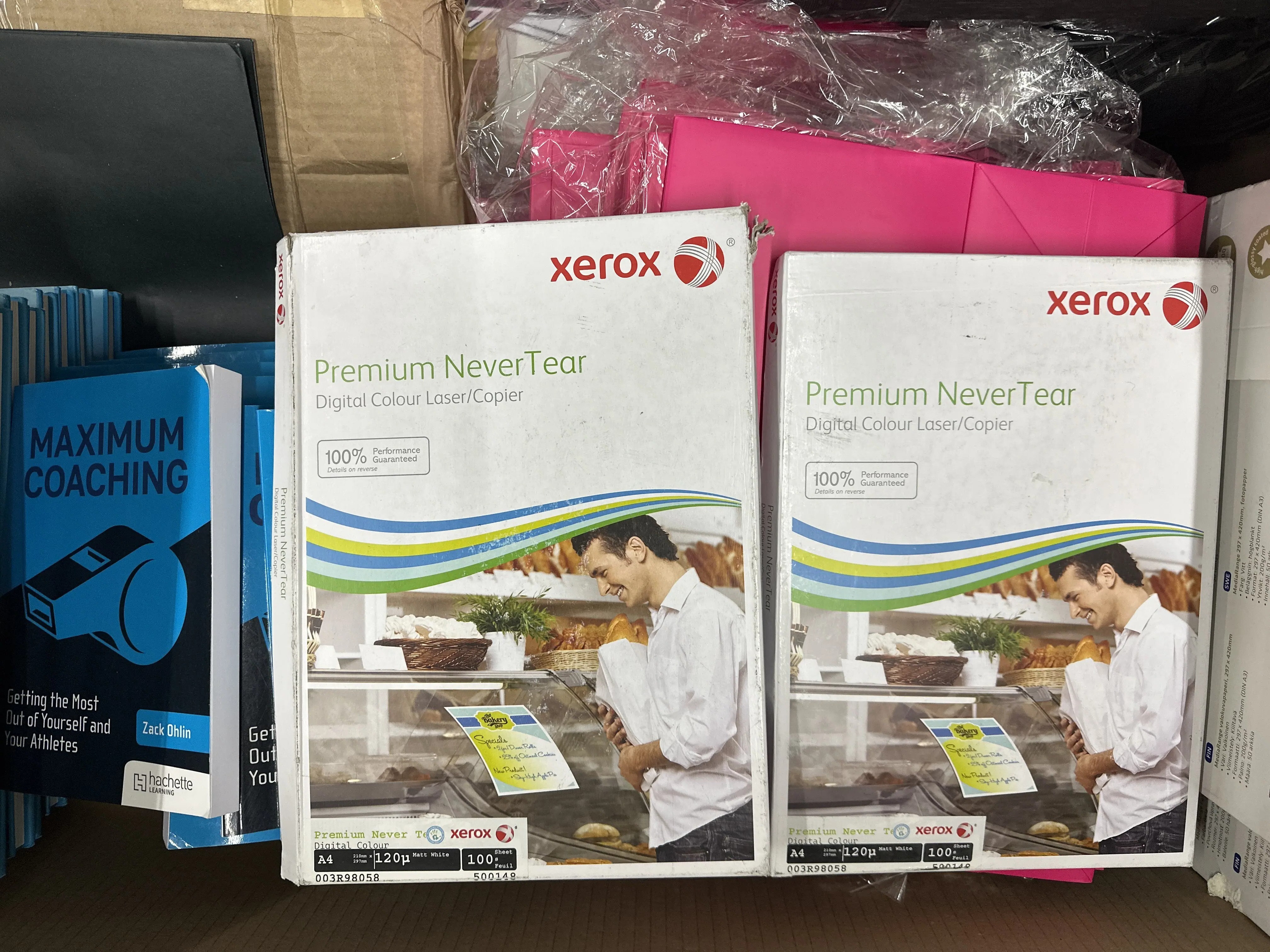 Xerox-Papier, Bücher und Ordner