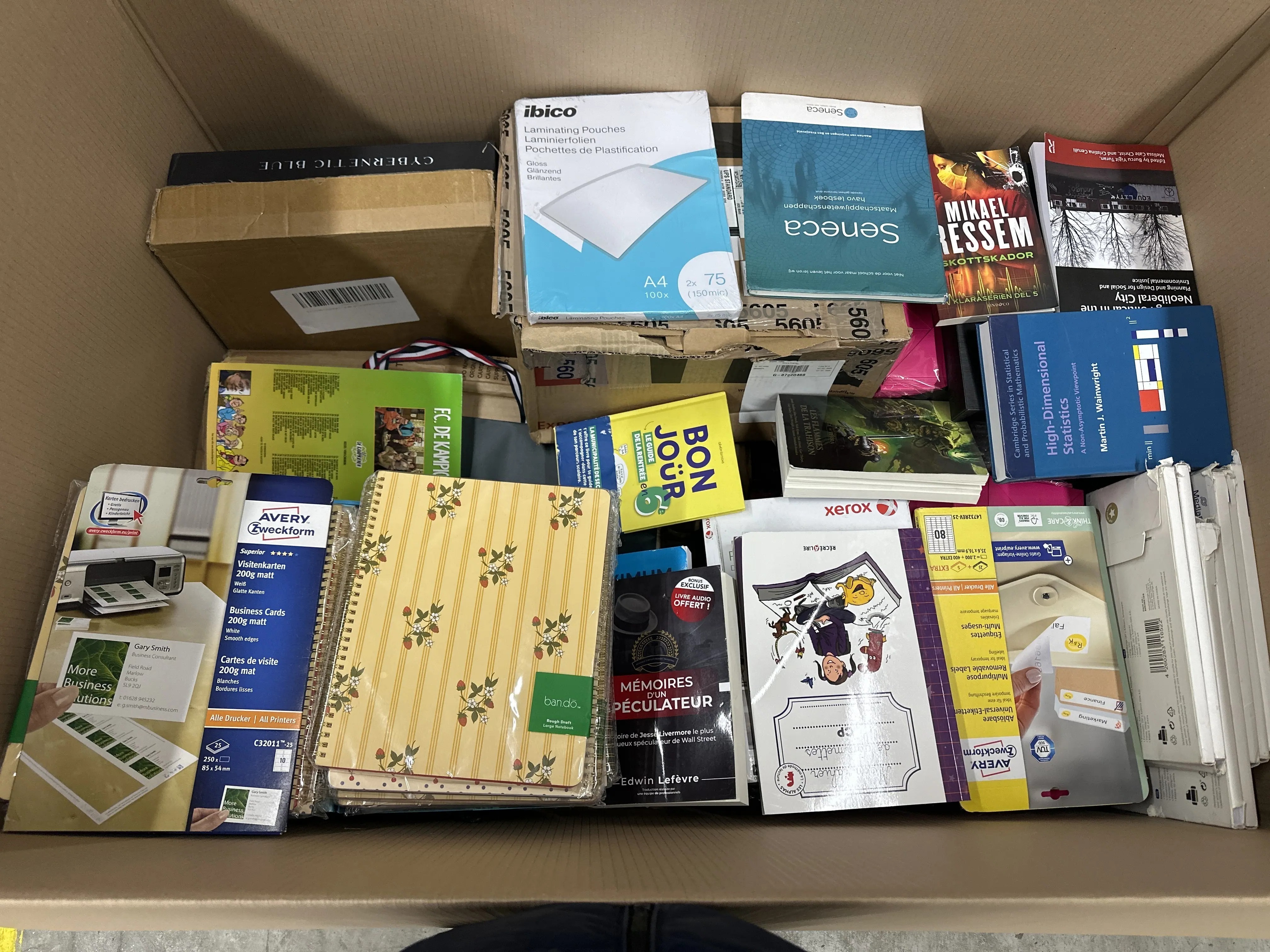 Avery-Etiketten, Xerox-Papier, Ibico-Papier, Notizbücher, Bücher