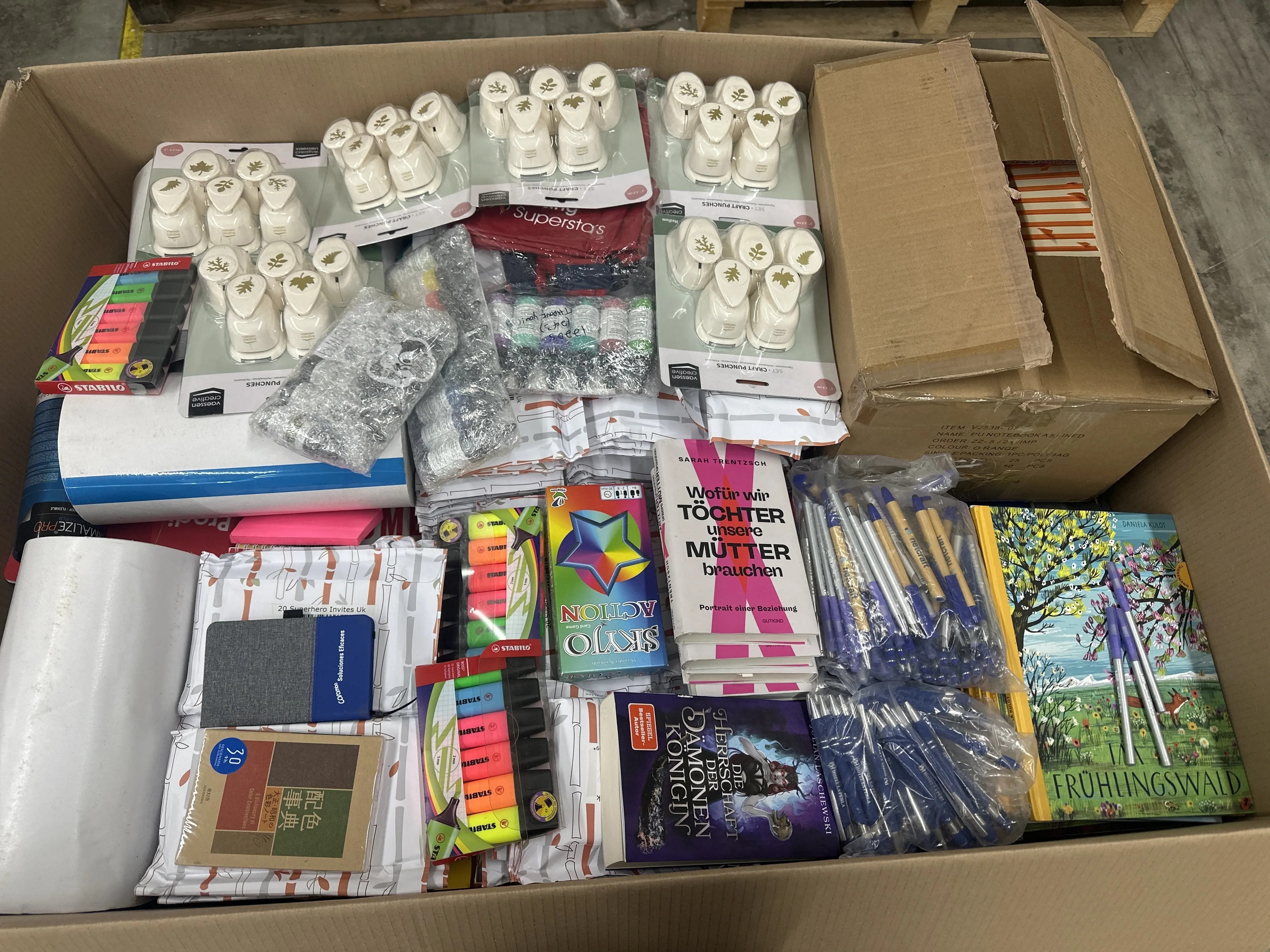 COPIC Skizzenbücher, Stabilo Textmarker, Bücher, Stifte, Bastelstanzer