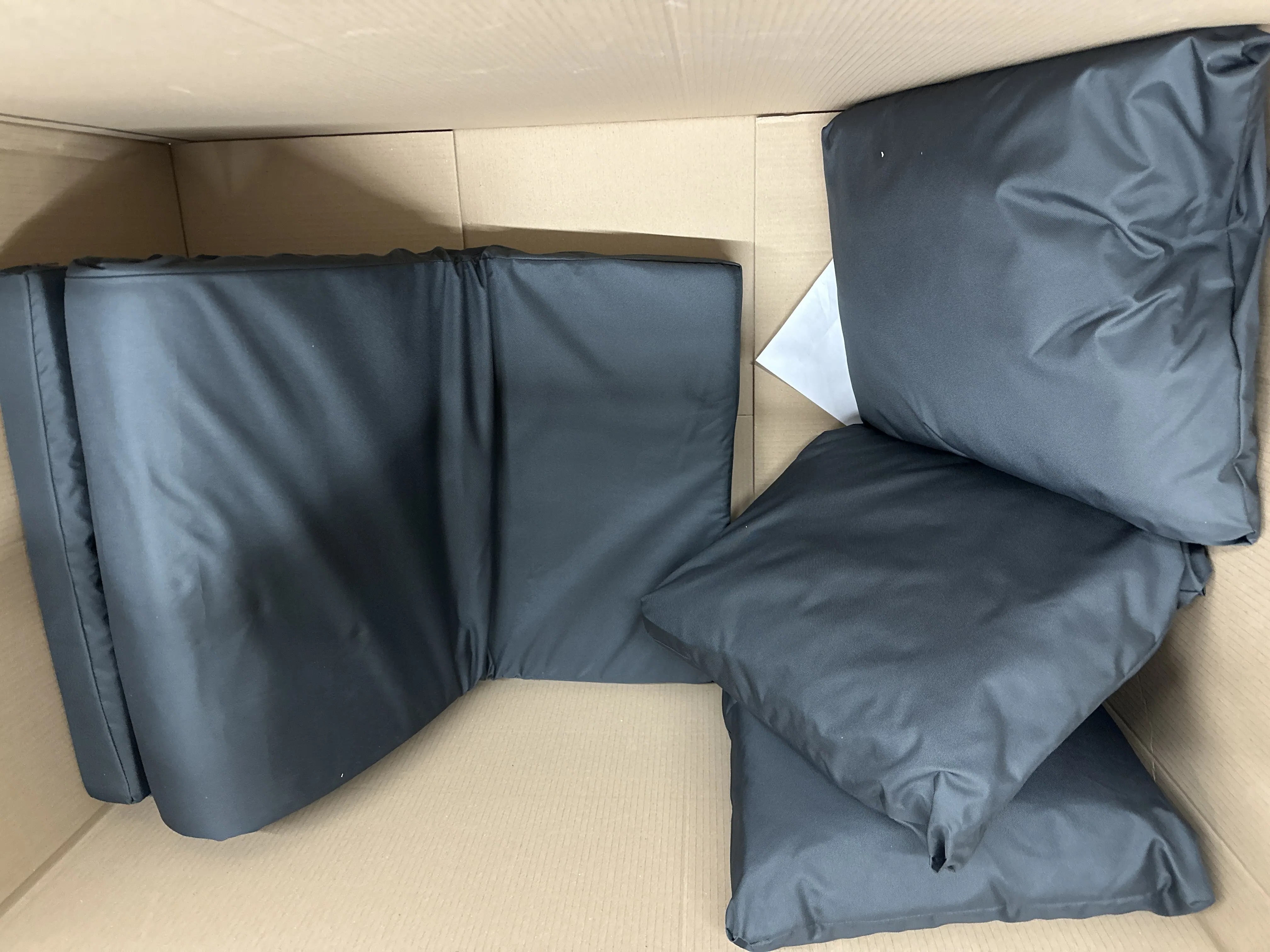 1 Set bestehend aus (Klappmatratze und 3 Kissen)