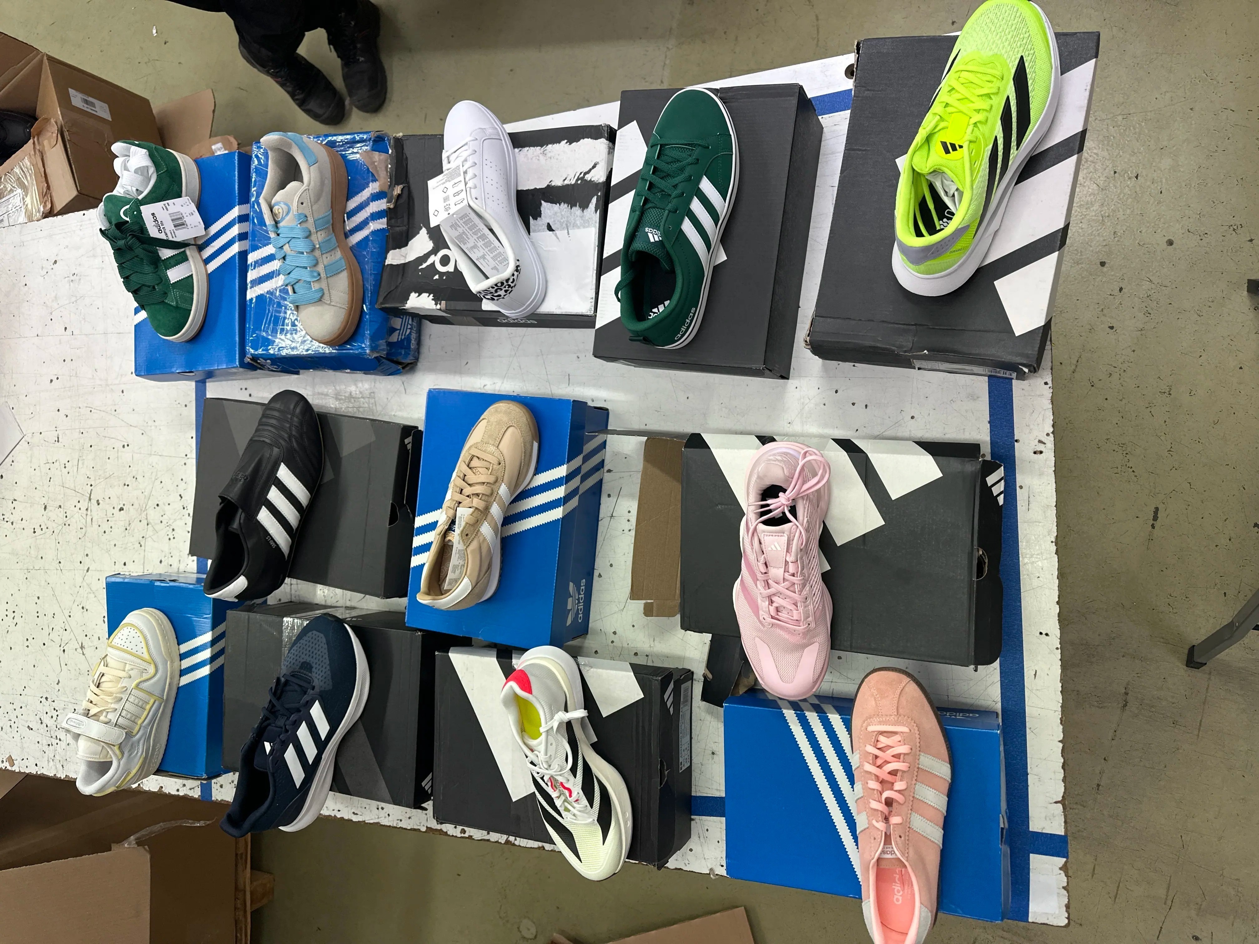12 Adidas-Schuhe