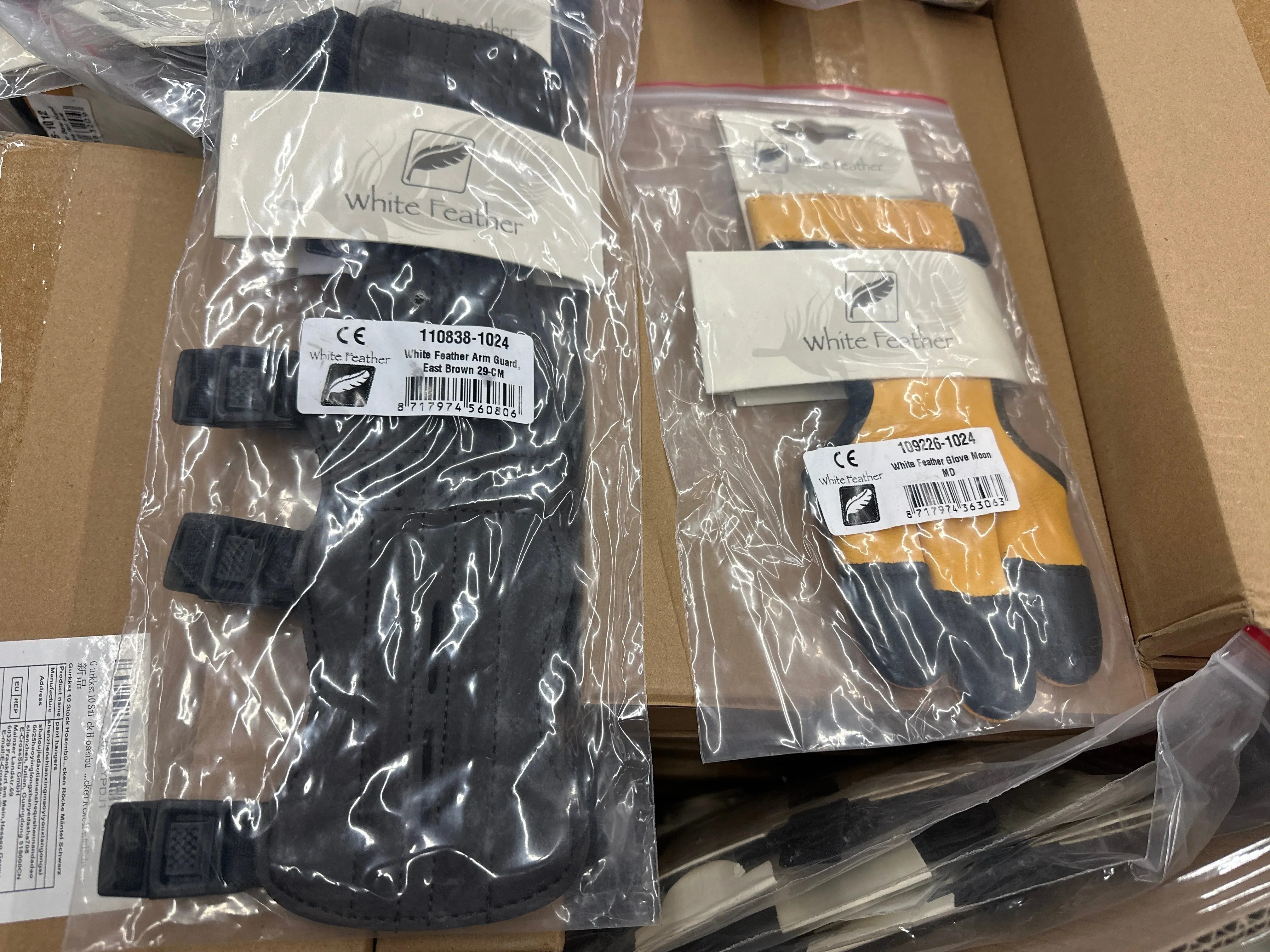 Über 100 weiße Federhandschuhe