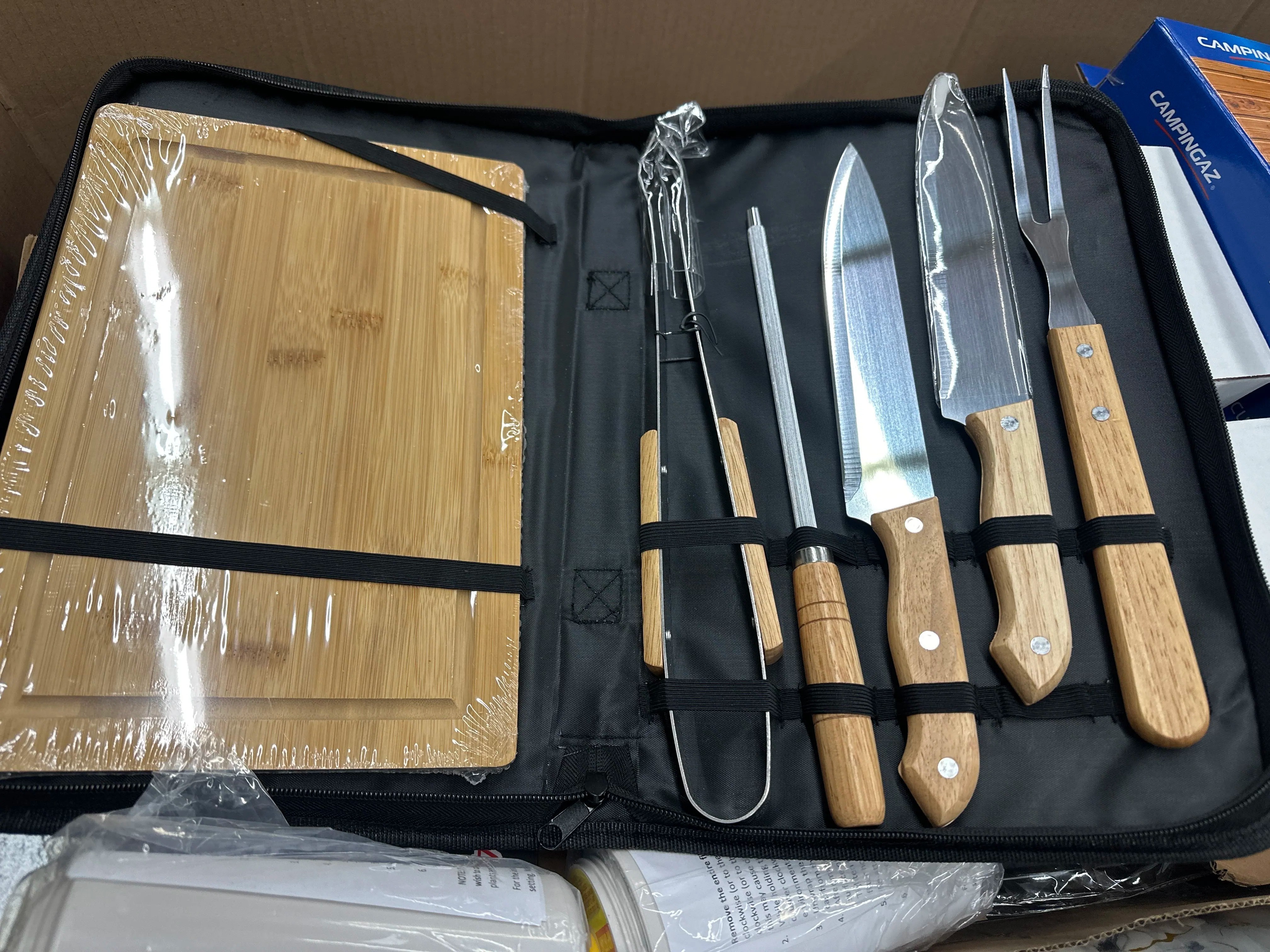 Schneidebrett, Messer, Gabel, Zange, Messerschärfer und mehr