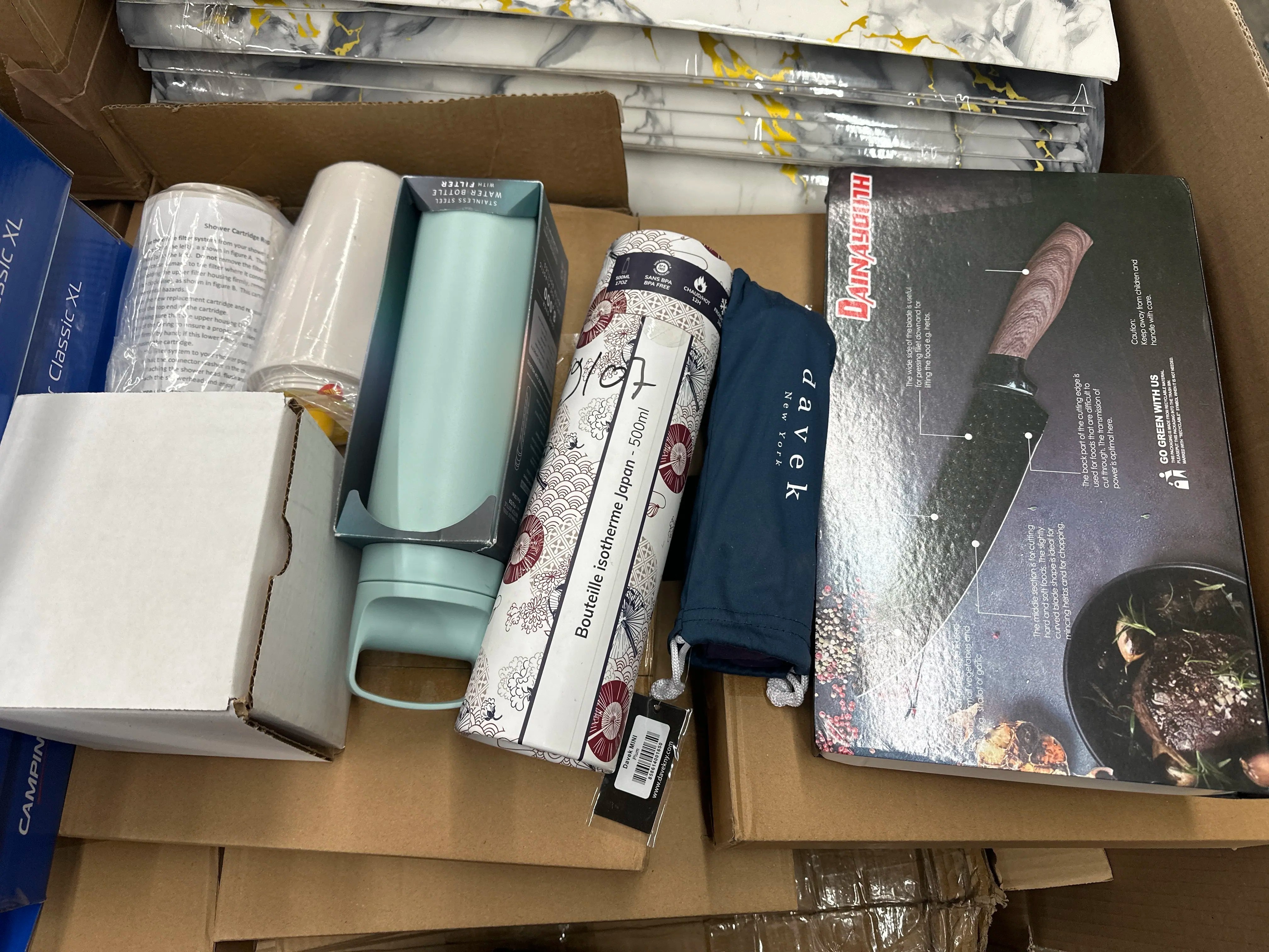 Messer, Wasserflaschen und mehr