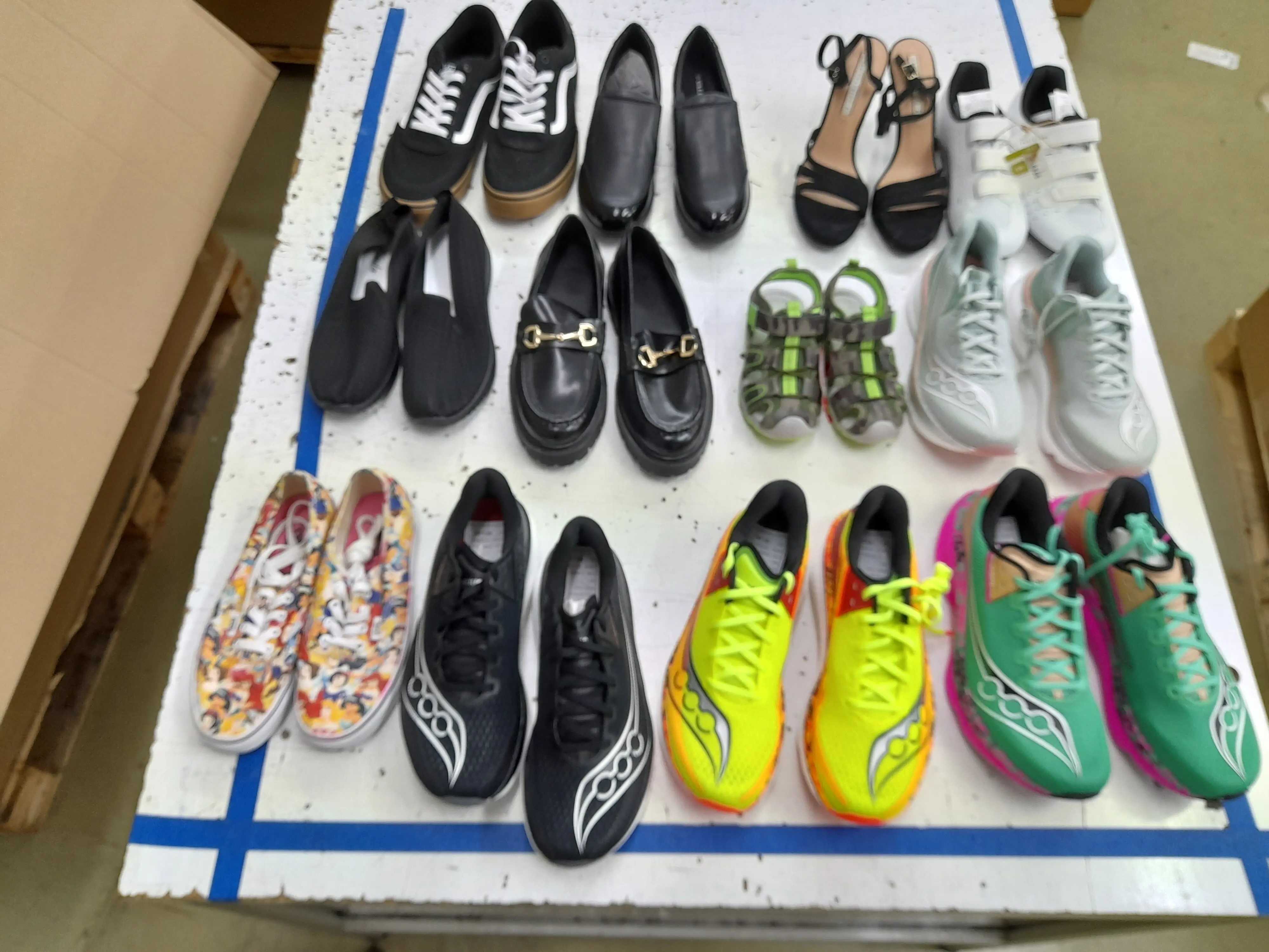 12x (Schuhe, Sandalen, Flip-Flops und mehr)