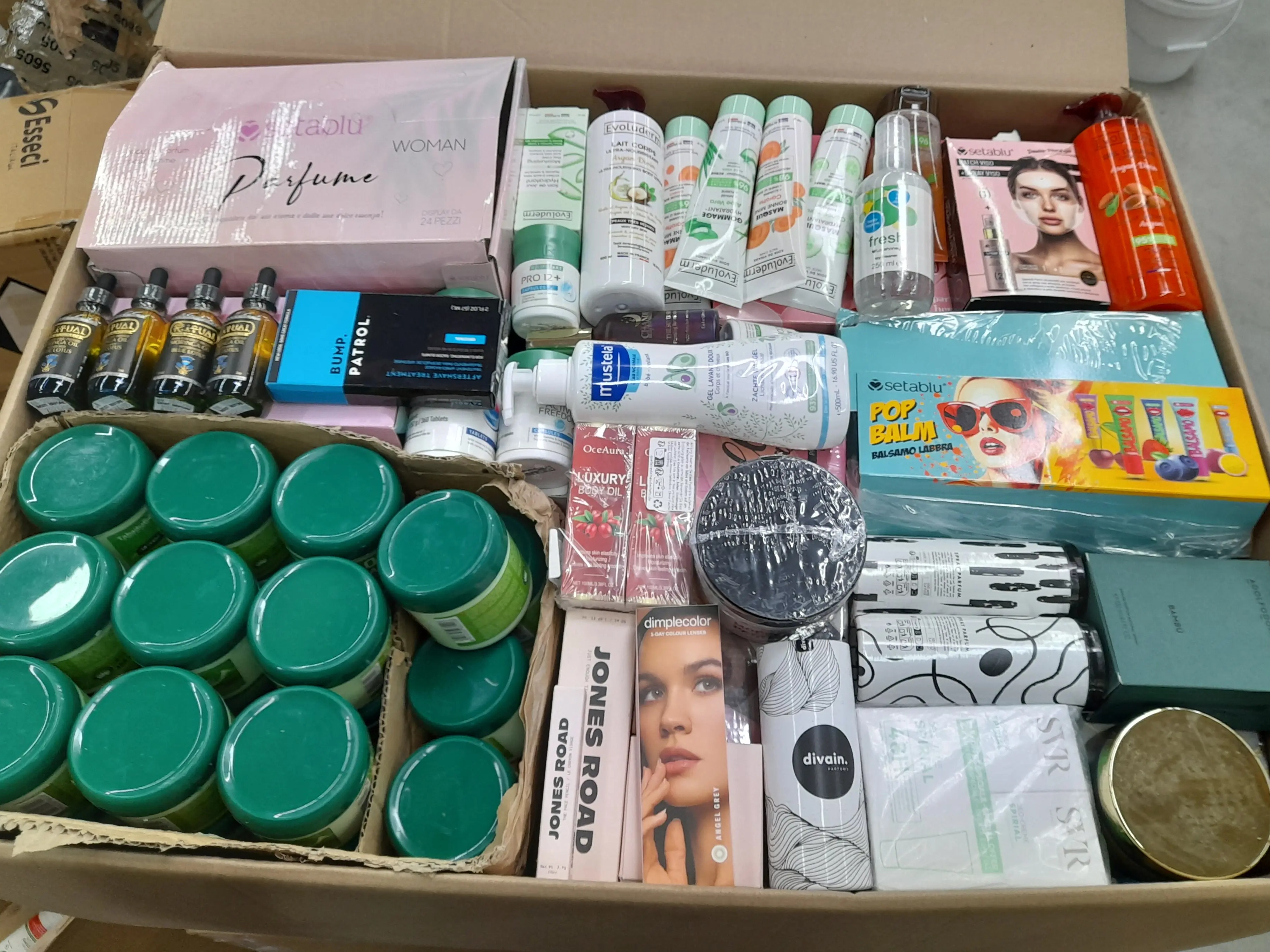 Setablu Parfum, Setablu Lippenbalsam, Rasiergel, Mustela Creme, Jones Road Make-up, Divain Parfum, Haaröle, Cremetiegel, Gesichtsseren, Lippenbalsame