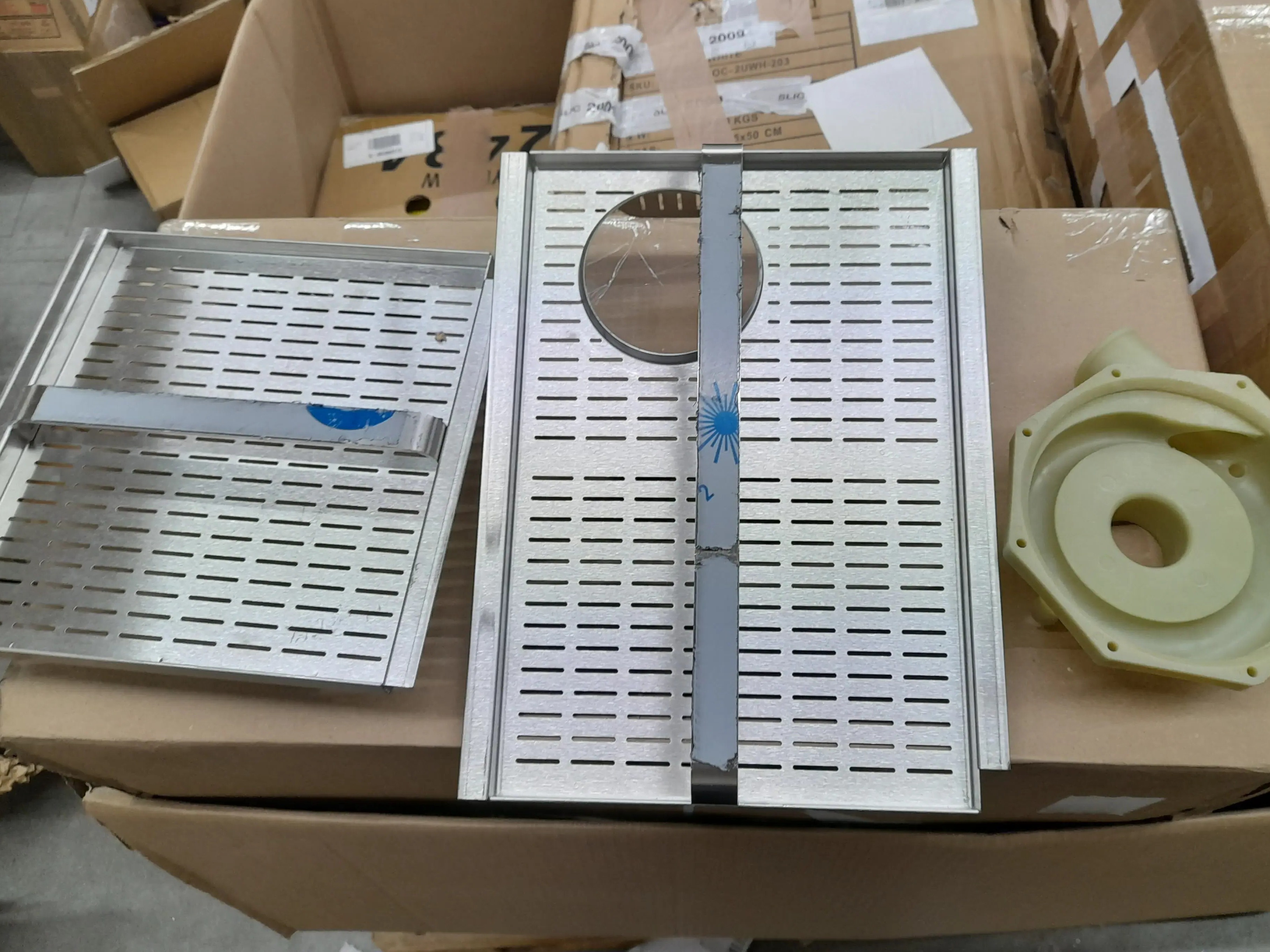 23x Metal Grates, Plastic Fitting