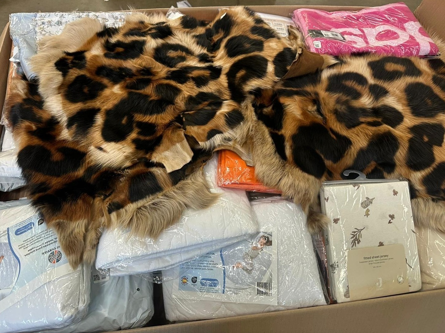 Reine Lederteppiche, Textilien und mehr