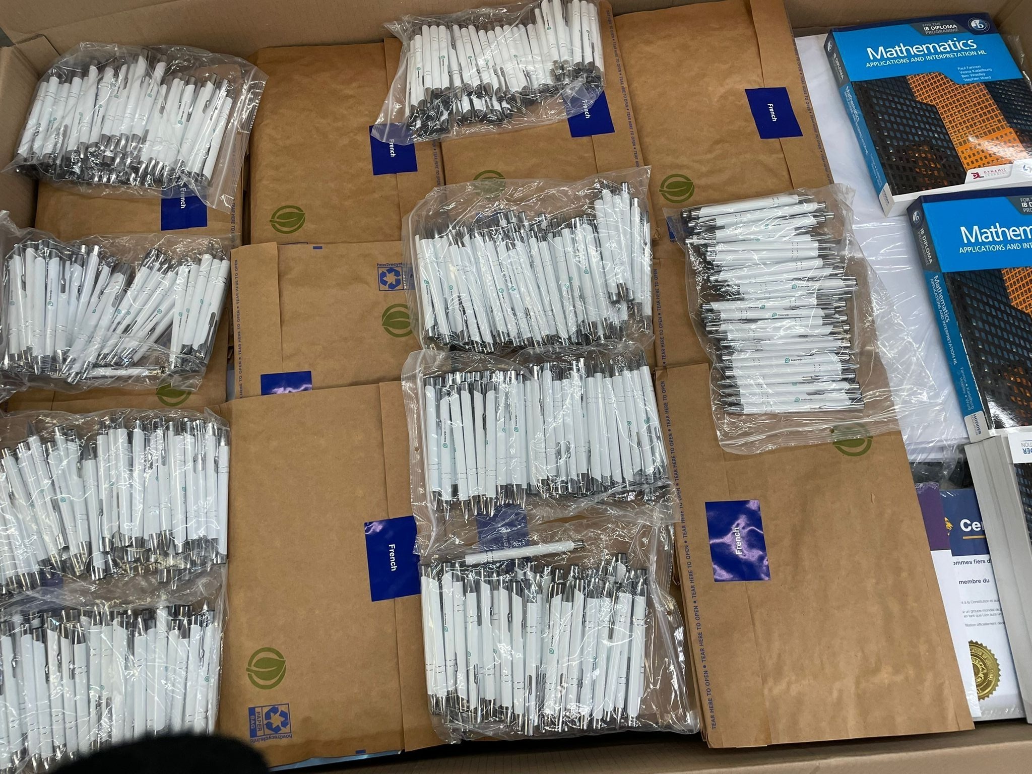 Stifte, Umschläge, Mathematikbücher und mehr