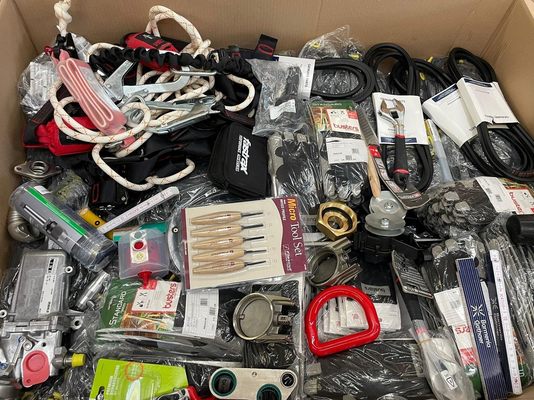 Busters-Handschuhe, Schraubendreher, Seile, Schläuche, Maßband, Schraubenschlüssel, Klemmen, Verbinder, Fittings und mehr