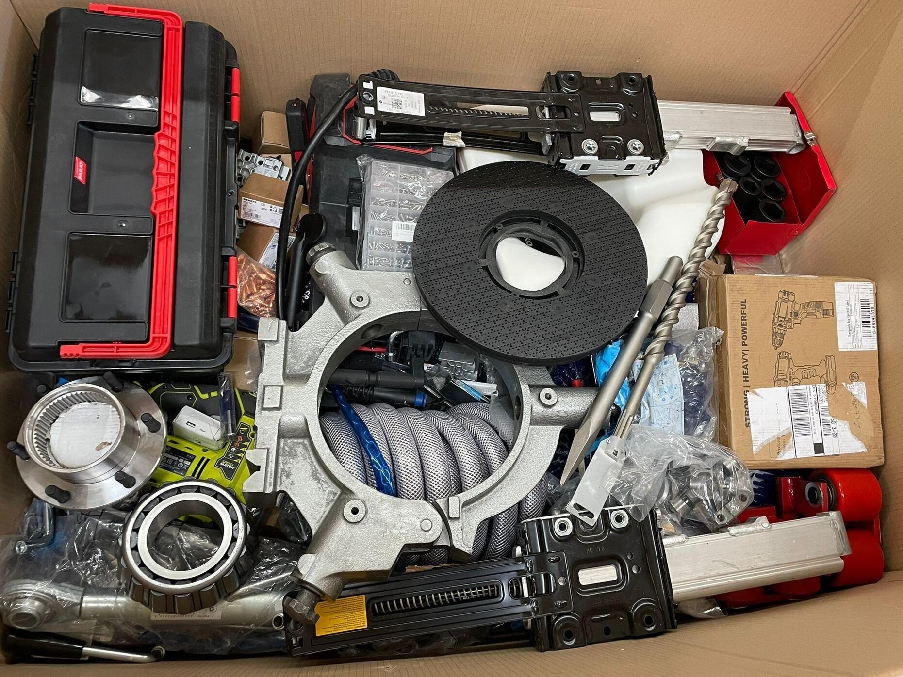 Werkzeugkoffer, Lager, Schläuche, Bohrer, Rollen, Elektrowerkzeuge und mehr