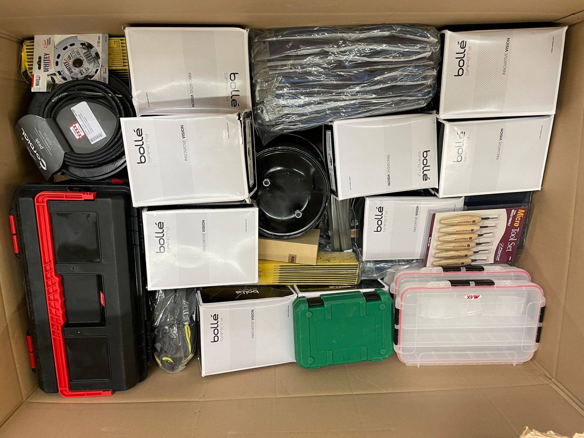 Bollé-Schutzbrillen, Mikro-Werkzeugset, Aufbewahrungsboxen, Sägeblatt, Verlängerungskabel, Werkzeugkoffer und mehr