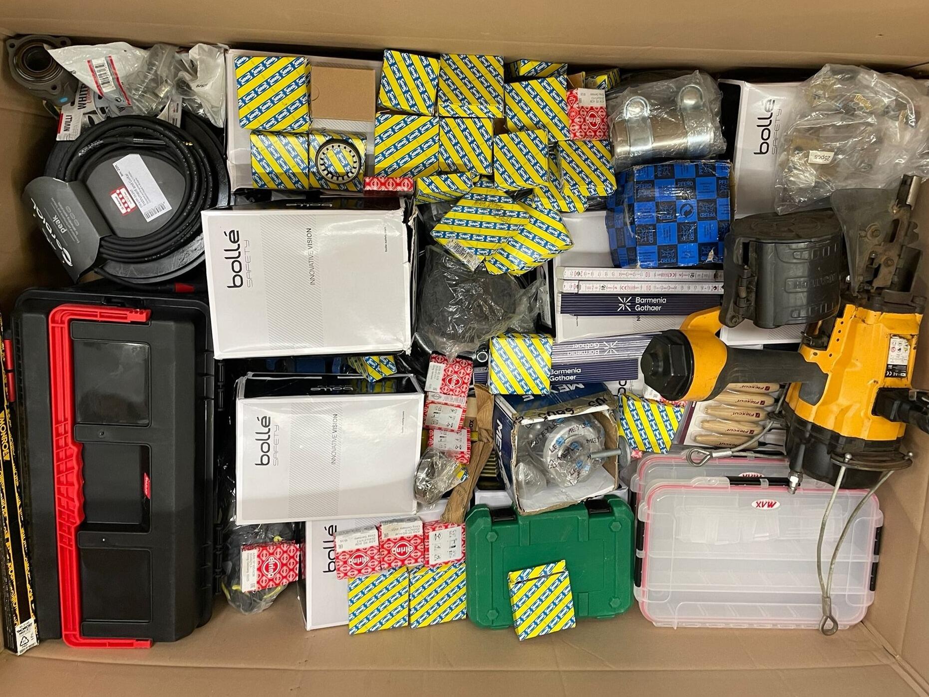 Bollé-Schutzbrillen, Werkzeugkoffer, Bohrmaschine, Schläuche, Lager, Beschläge, Aufbewahrungsboxen und mehr