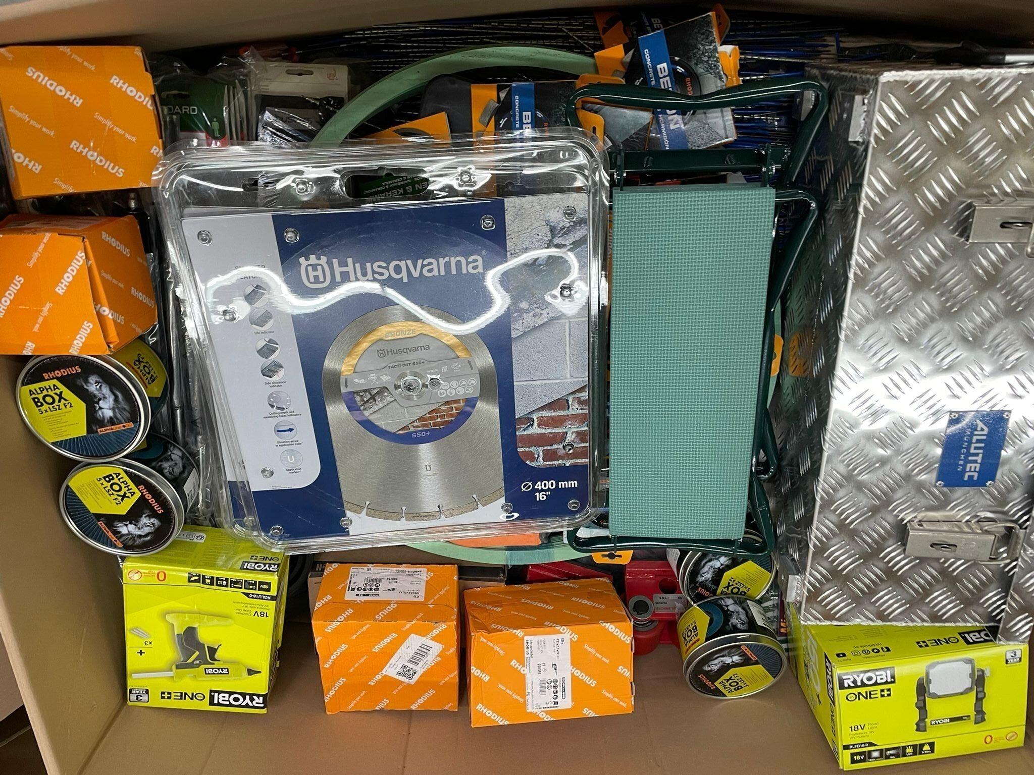 Alutec-Werkzeugkoffer, Ryobi-Arbeitsleuchte, Ryobi-Klebepistole, Husqvarna-Sägeblatt, Rhodius-Schleifmittel und mehr
