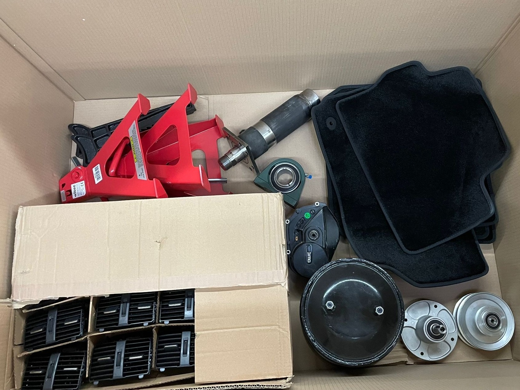 Auto-Fußmatten, Lüftungsgitter, Hochhubwagenheber, Lenklagerbaugruppe und mehr