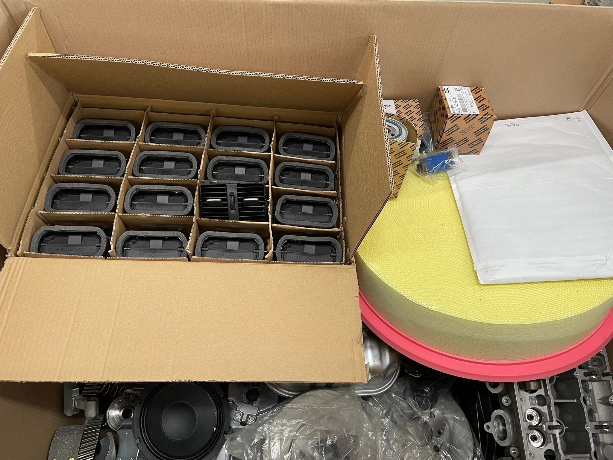 Motorteile, Lüftungsgitter und mehr