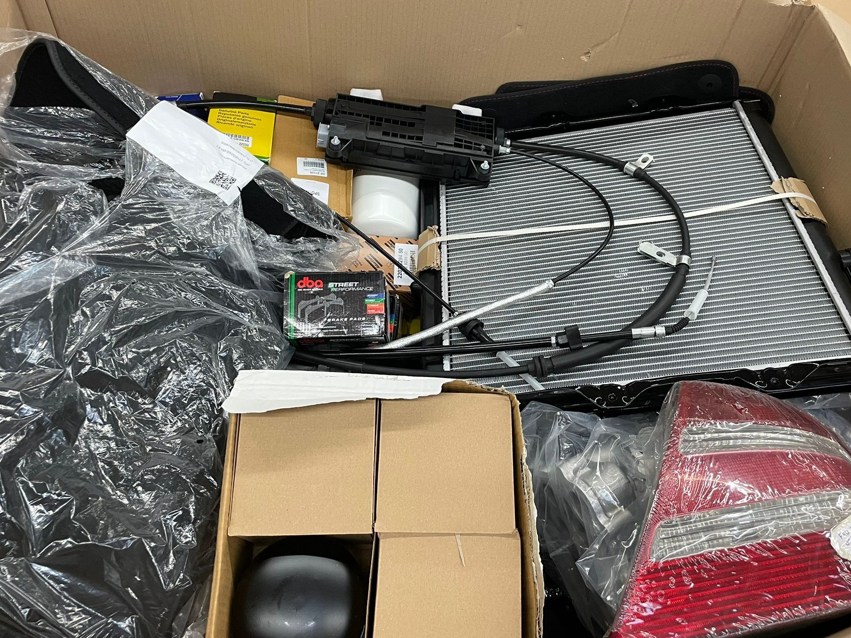 DBA-Bremsbeläge, Kühler, Rücklicht, Auto-Fußmatten und mehr