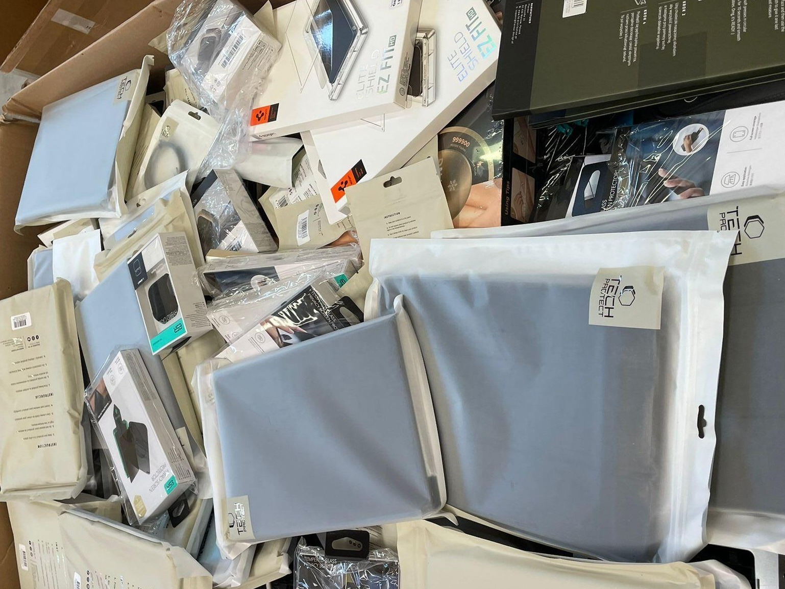 Tech Protect Hüllen, ESR Shield Displayschutzfolien, Hüllen, Ohrhörer und mehr