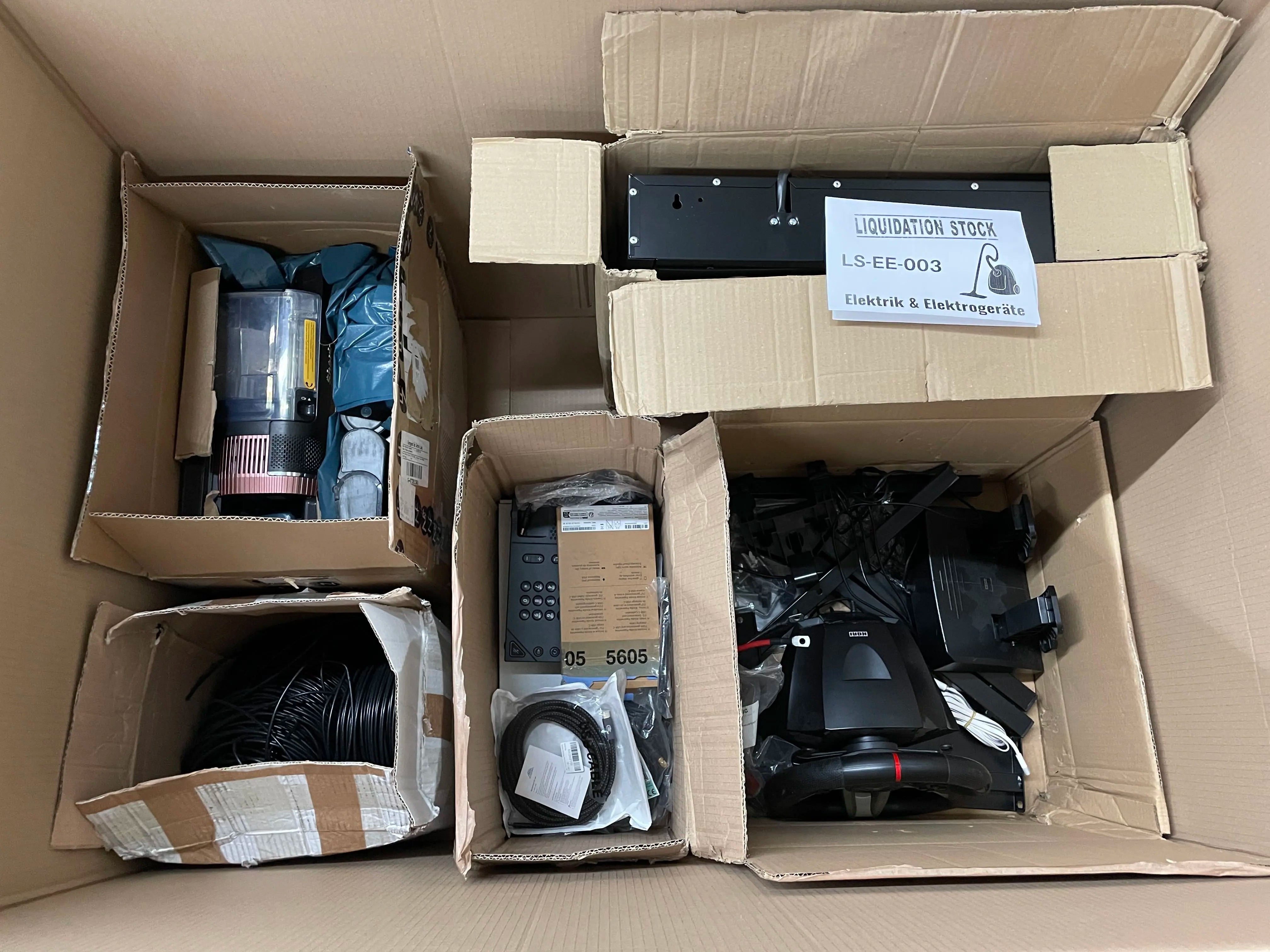 Staubsauger, Lenkrad, Kabel, Tastenschloss, Metallgestell und mehr