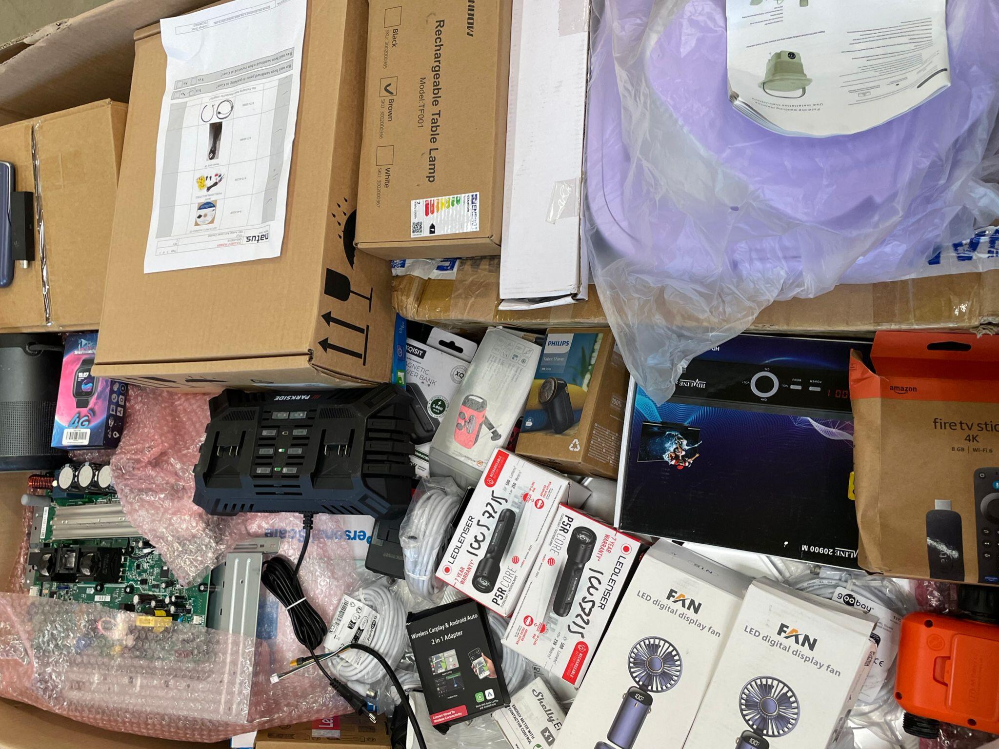 Amazon Fire TV Stick, Philips Glühbirne, Ventilatoren, Powerstation, Leiterplatte, Mikrofone, Kabel, Fernbedienungen, Taschenlampen und mehr