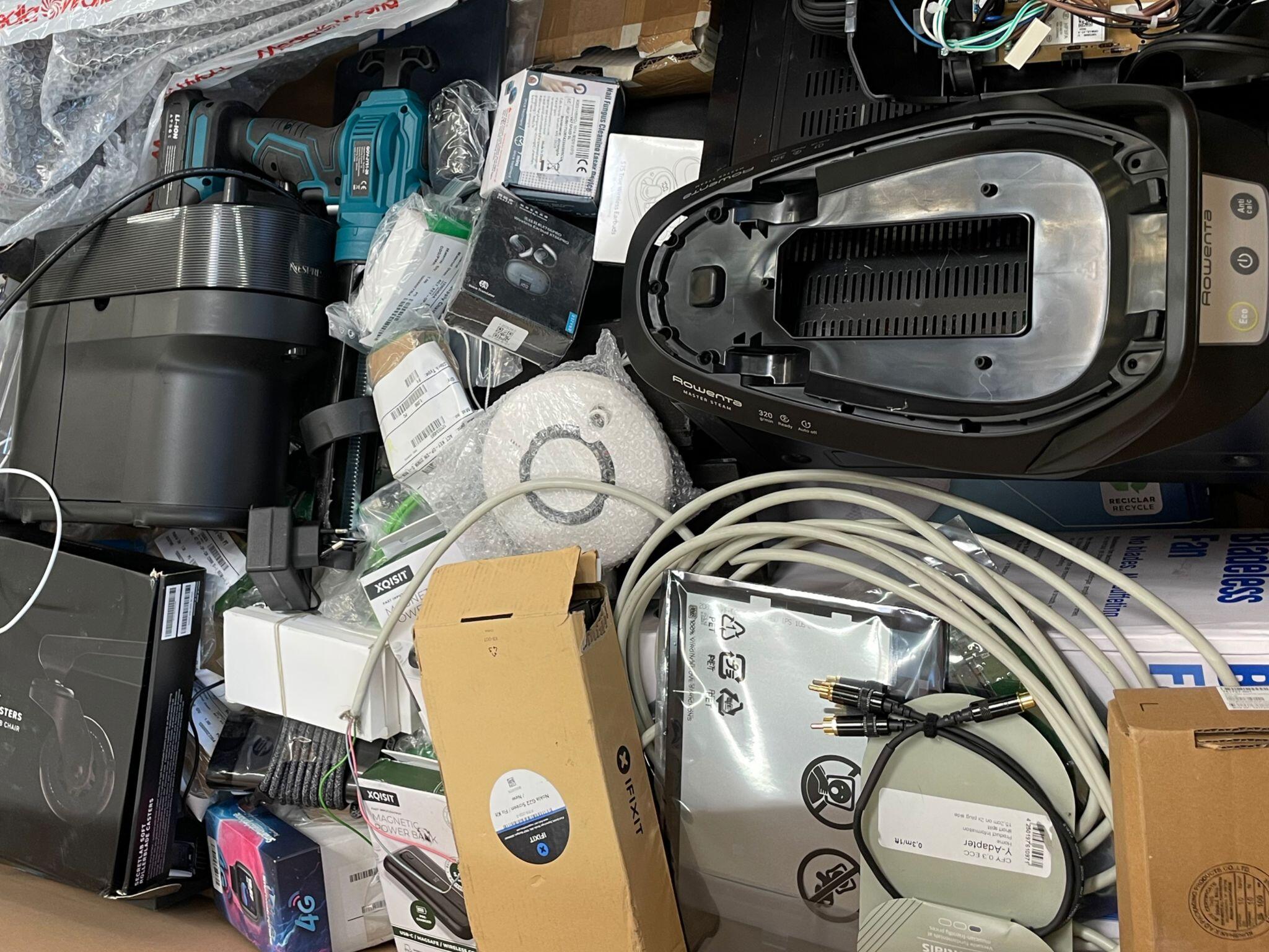 Rowenta Dampfreiniger-Basis, Makita Bohrmaschinen, Ladegeräte, Kabel, Ohrhörer, Adapter und mehr