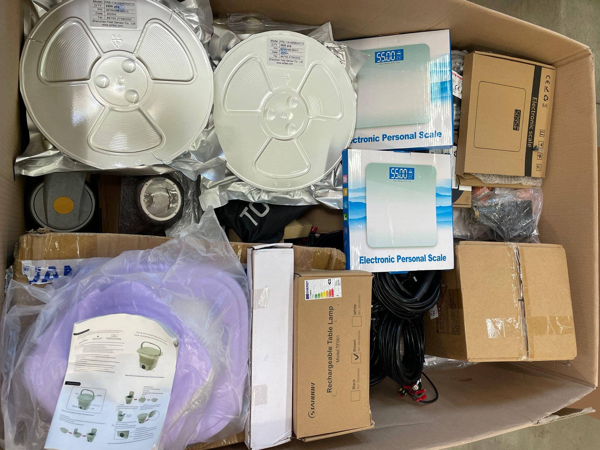 Elektronische Waagen, Kabel, Tischlampen und mehr