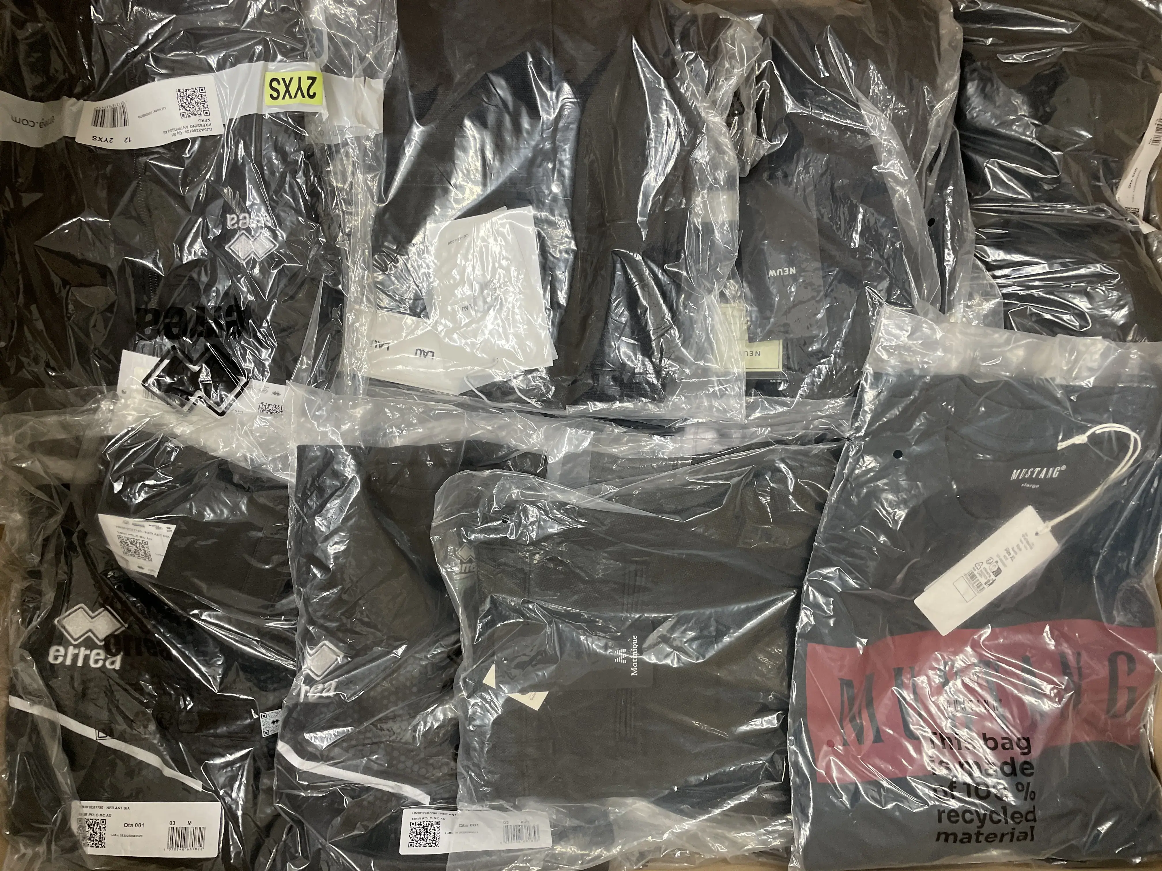 8x Clothing (Errea, Neuw, Mustang, LAU and more)